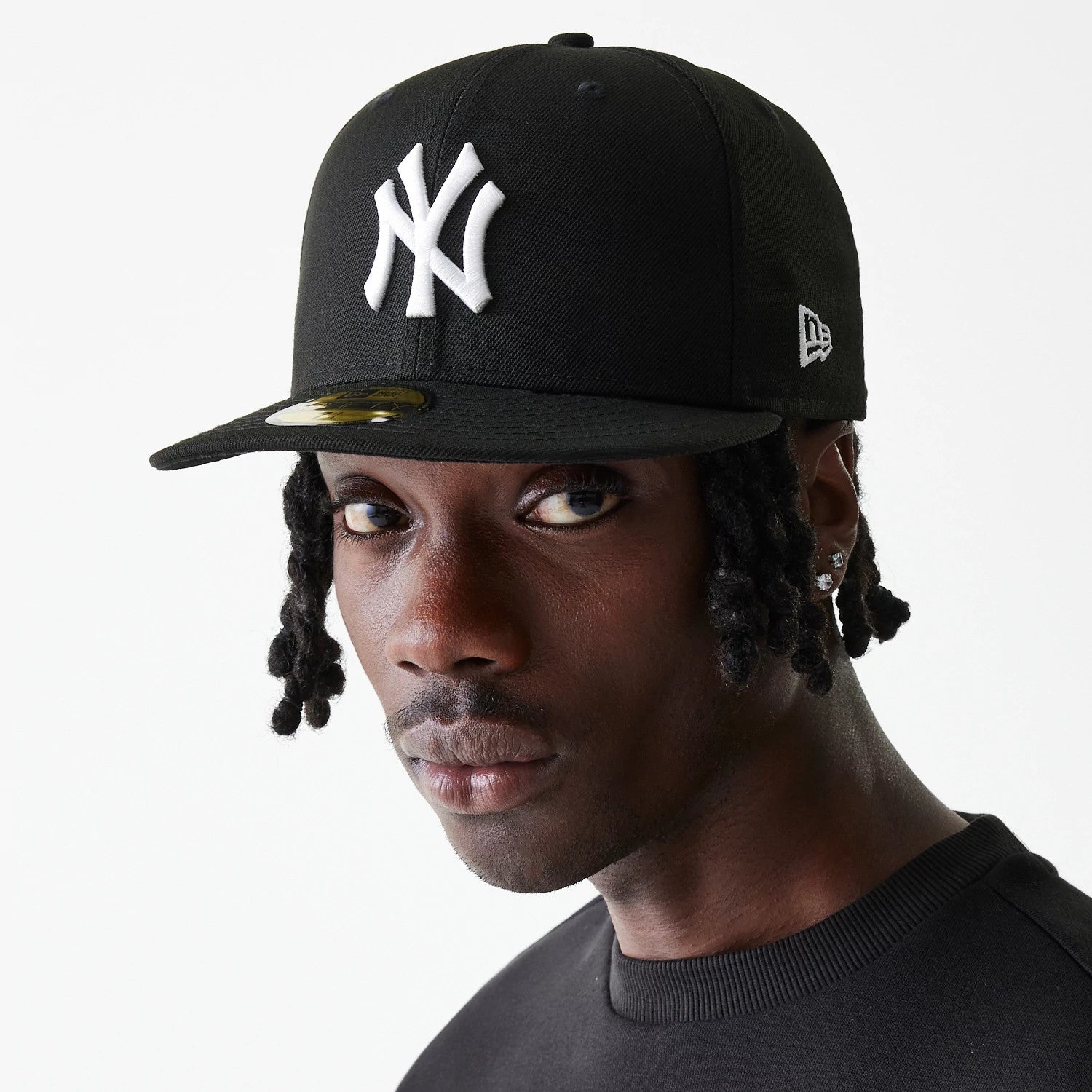 This is a New York Yankees Essential Black 59FIFTY Cap 3