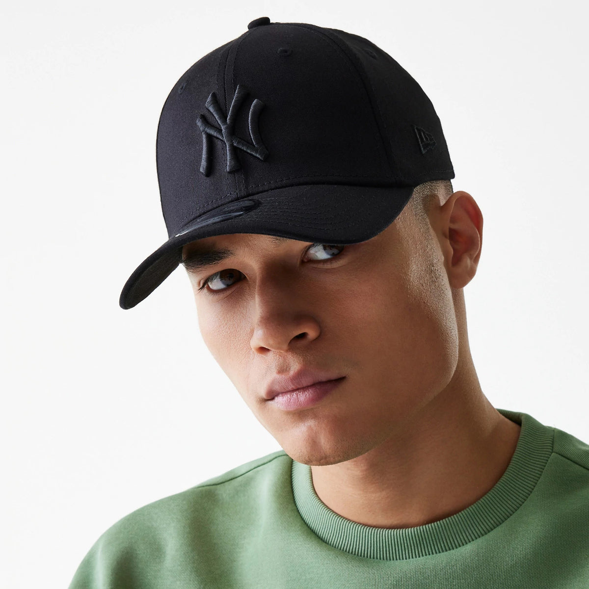 This is a New York Yankees Classic Black 39THIRTY Cap 2