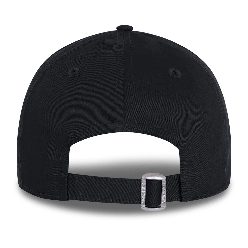 New Era Flag Navy New Era 9FORTY Cap, rear view showing the navy fabric strap with a silver buckle, centred on the unstructured navy crown with embroidered eyelets and the absence of a back logo for a clean look.