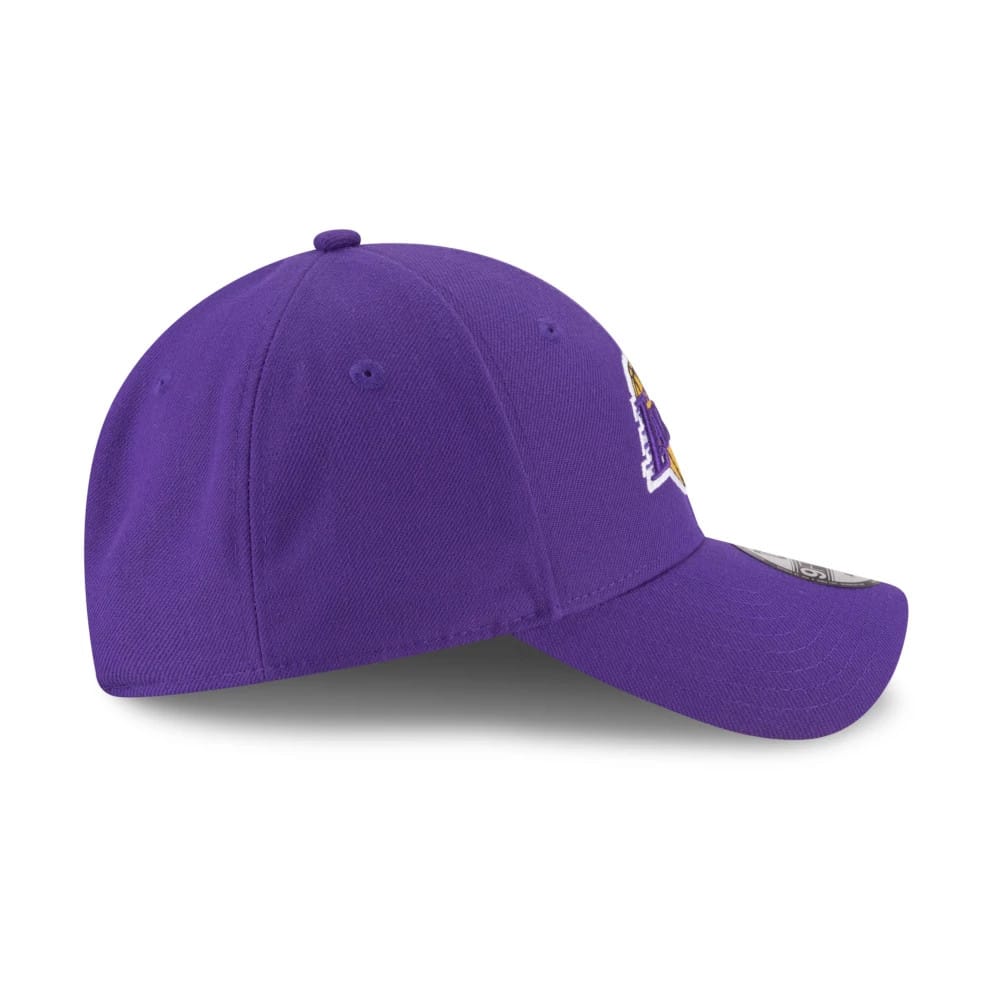 LA Lakers The League Purple New Era 9FORTY Cap, side view showing the raised yellow LA Lakers logo embroidered on the front panel, with a curved visor and a 9FORTY size sticker attached, and the top button centred on a structured purple crown.