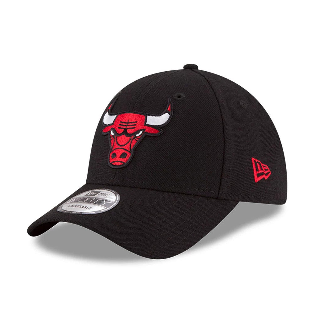 Chicago Bulls The League Black New Era 9FORTY Cap, front view showing the red and white Chicago Bulls logo embroidered on the front panel, black curved visor with a 9FORTY size sticker, and a red New Era flag logo on the left side.