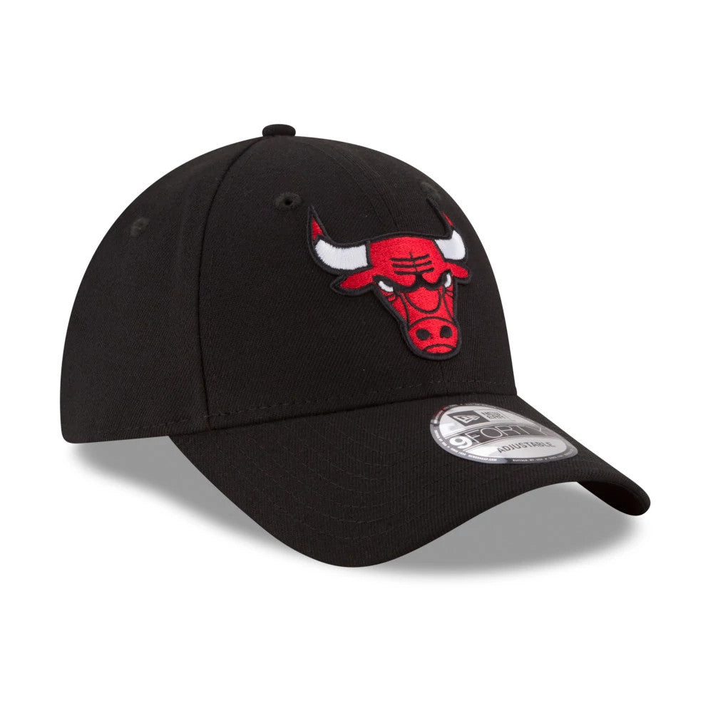 Chicago Bulls The League Black New Era 9FORTY Cap, three-quarter view showing the raised red and white Bulls logo embroidered on the front panel, curved black visor with a 9FORTY size sticker and matching top button.