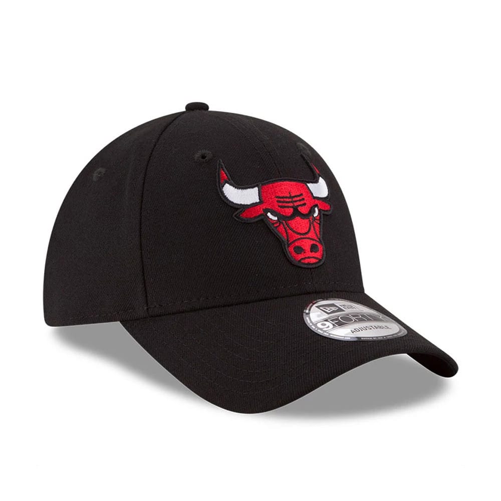 Chicago Bulls Youth The League NBA Black New Era 9FORTY Adjustable Cap, three-quarter view showing the raised red Bulls logo on the front panel, curved visor with 9FORTY size sticker, and the top button centred on the black crown.