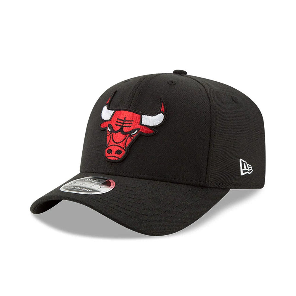 Chicago Bulls Black New Era 9FIFTY Stretch Snap Cap, three-quarter view showing the raised red and white embroidered Bulls logo on the front panel, black visor with 9FIFTY size sticker, and New Era flag logo on the left side.