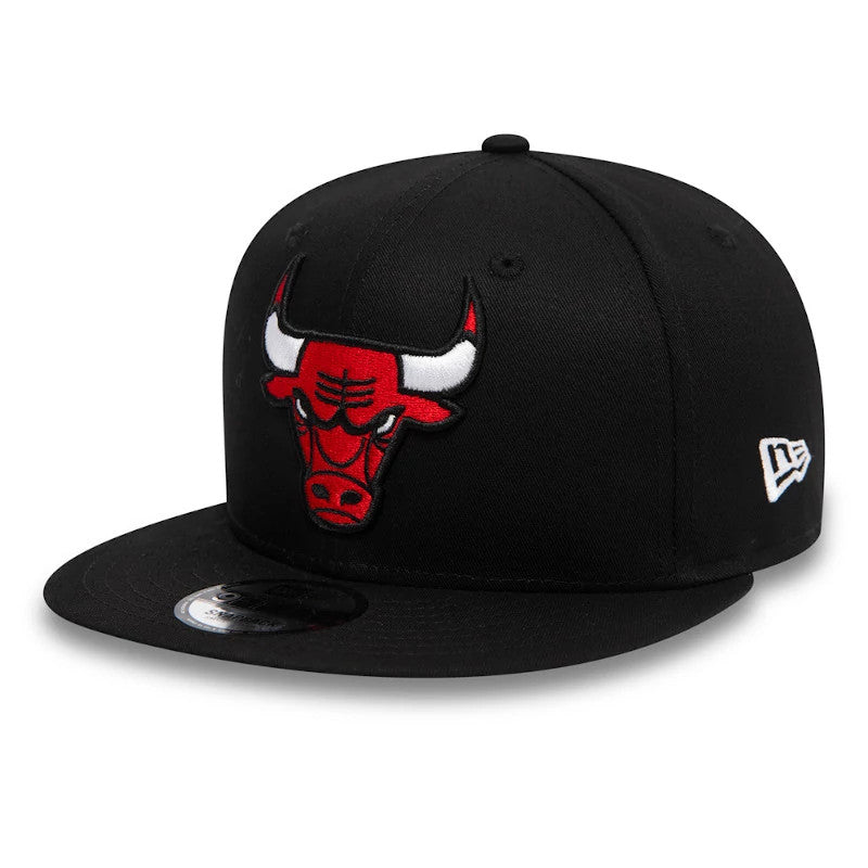 Chicago Bulls Logo Black New Era 9FIFTY Cap, three-quarter view with a large red embroidered Bulls logo on the front panel, black visor with a 9FIFTY size sticker, and New Era flag logo on the left side.