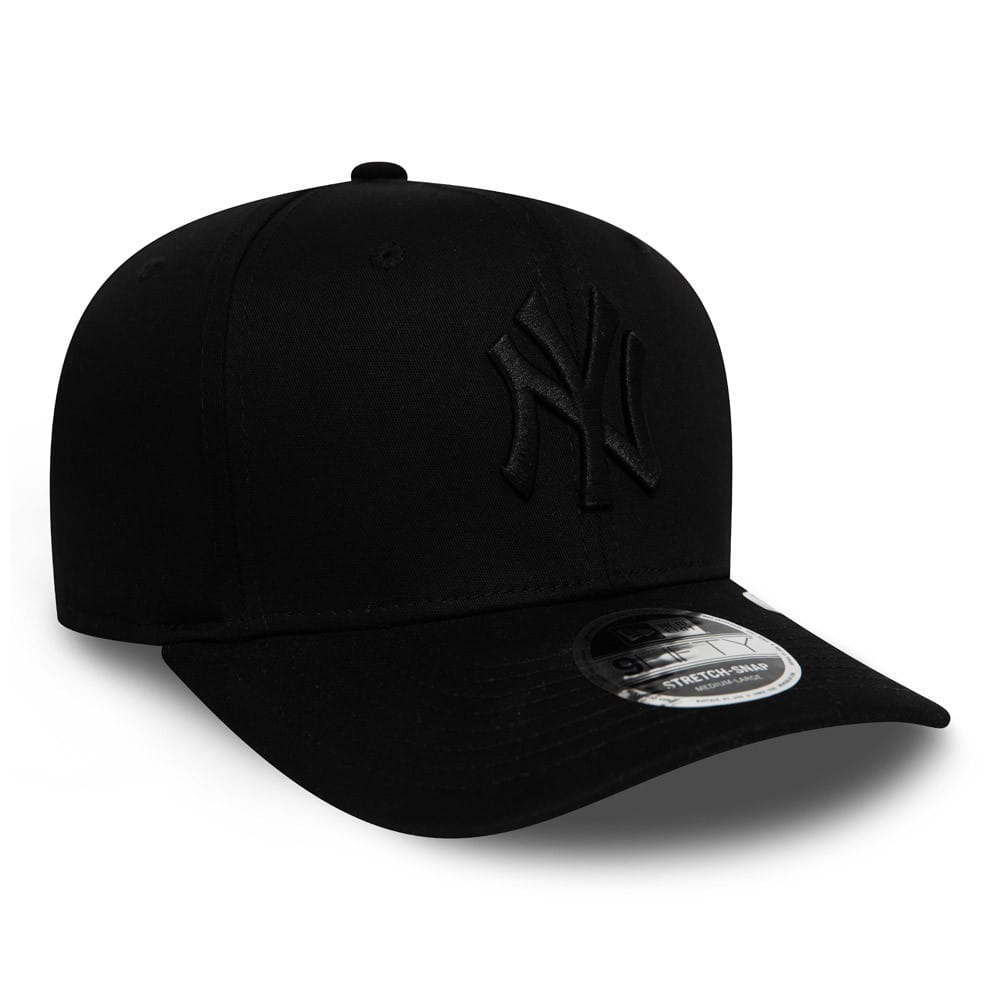 New York Yankees Tonal Black New Era 9FIFTY Stretch Snap Cap, three-quarter view showing a black NY logo in raised embroidery on the front panel and a 9FIFTY size sticker placed on the black visor.