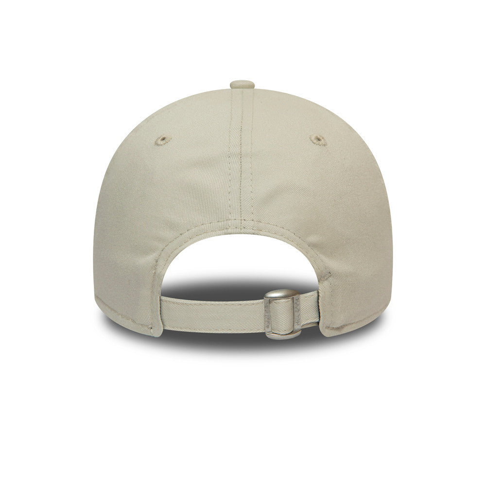 New York Yankees Essential Stone New Era 9FORTY Cap, rear view showing a fabric strap with a metal buckle closure at the back, and matching stone-coloured eyelets on the structured crown.