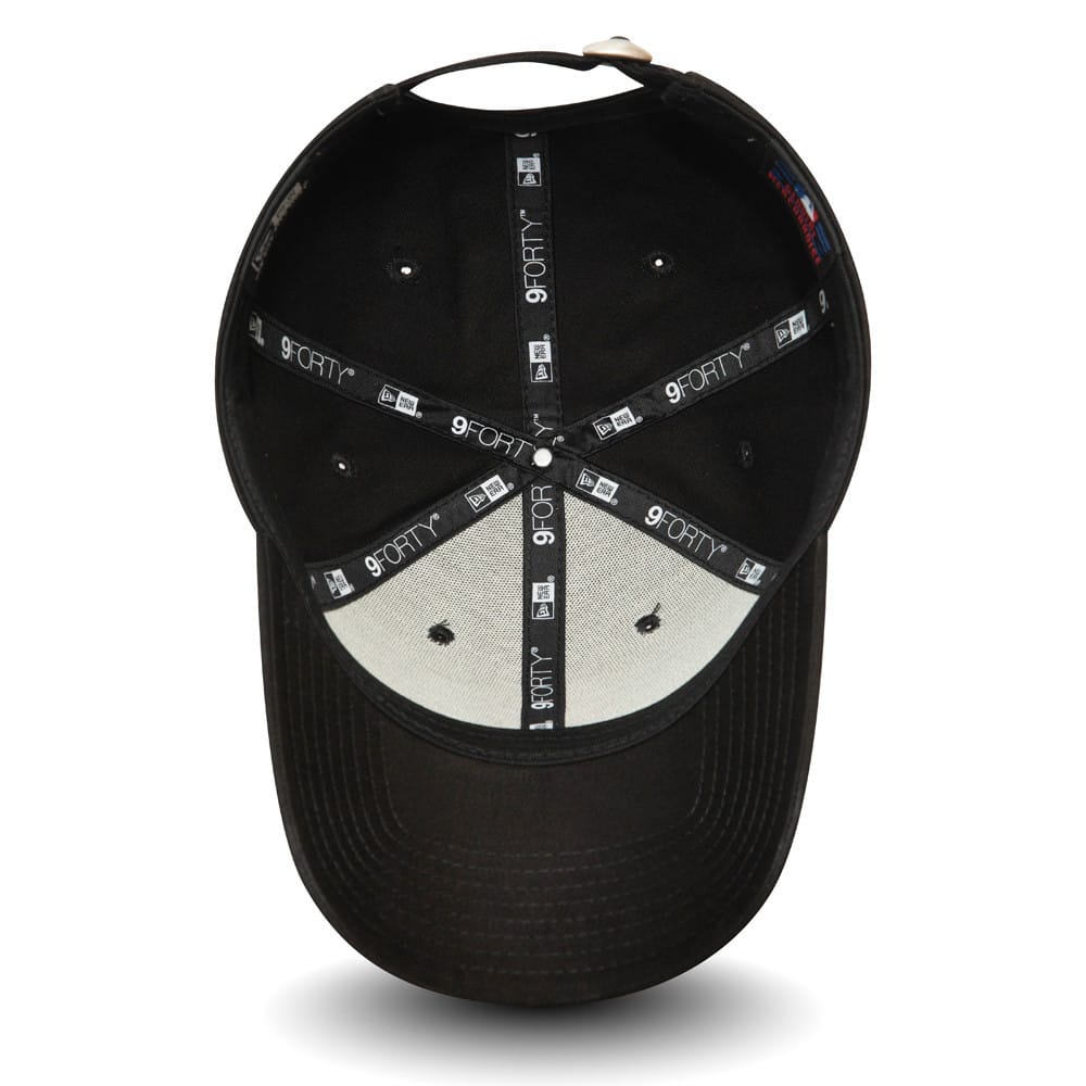 This is a New York Yankees Essential Logo Black 9FORTY Cap 5