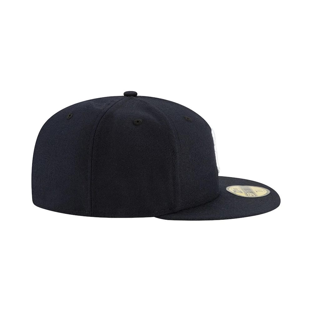 New York Yankees Authentic On Field Game Navy New Era 59FIFTY Cap, side view showing the rounded structured crown, a flat visor with a gold 59FIFTY size sticker on top, and matching navy eyelets and top button.