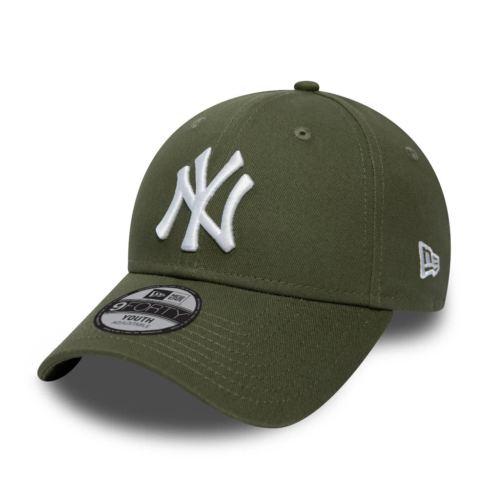 New York Yankees Kids Khaki New Era 9FORTY Cap, three-quarter view showing raised white NY logo on the front panel, curved visor with 9FORTY size sticker, and the New Era flag logo embroidered on the left side.