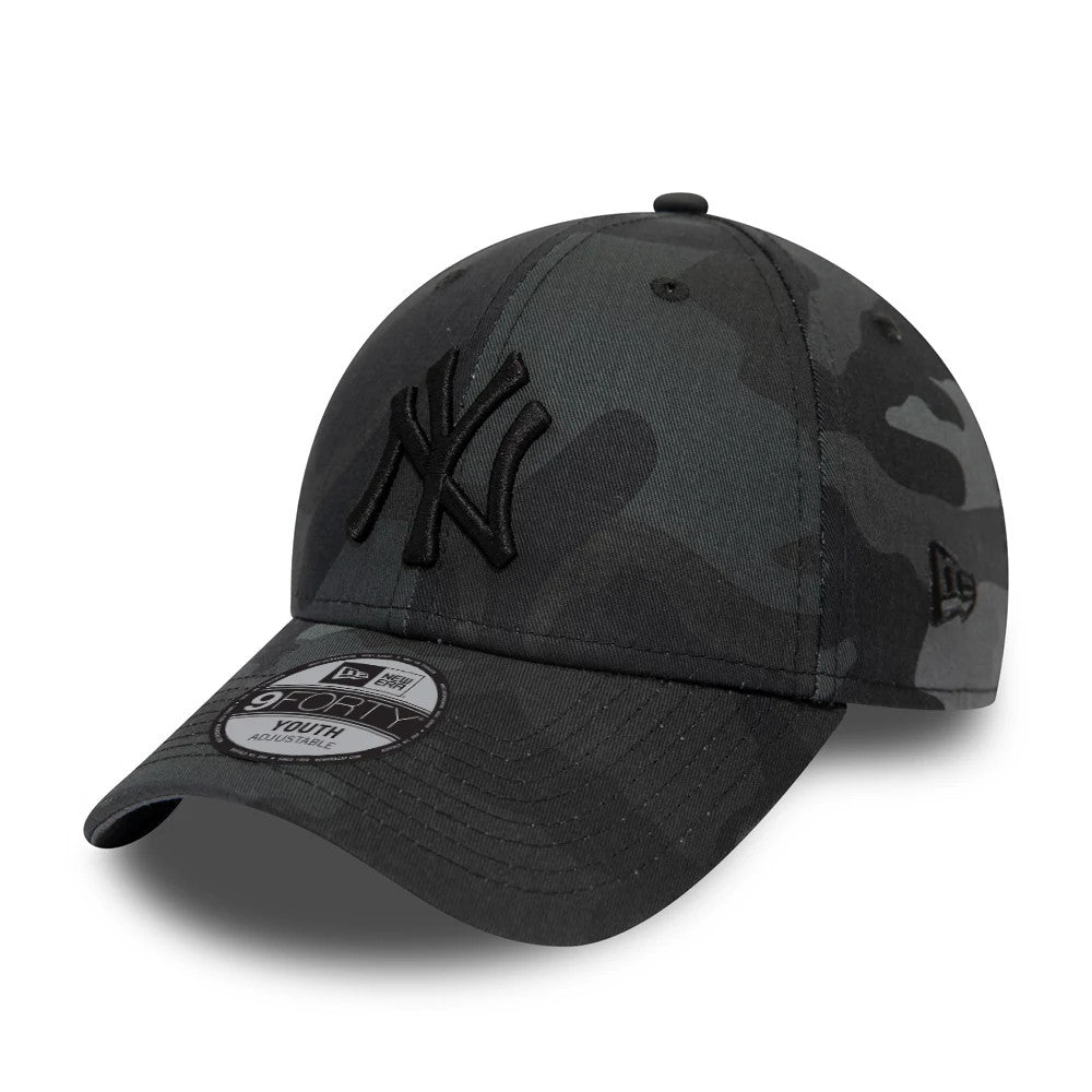 New York Yankees Kids Grey Camo New Era 9FORTY Cap, front view showing the black raised embroidered NY logo on a grey camouflage crown, black curved visor with a 9FORTY size sticker, and New Era flag logo on the left side.