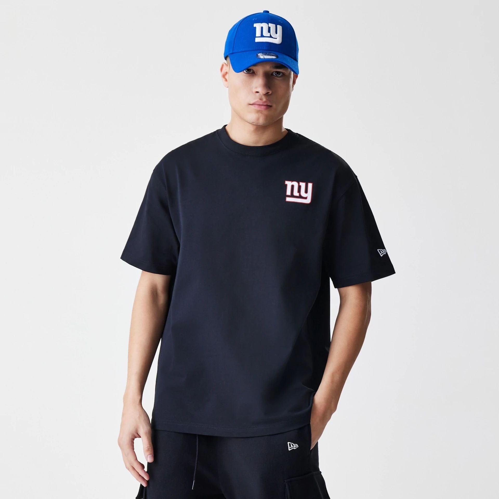 The Male model is wearing New York Giants NFL Black Oversized T-Shirt 1