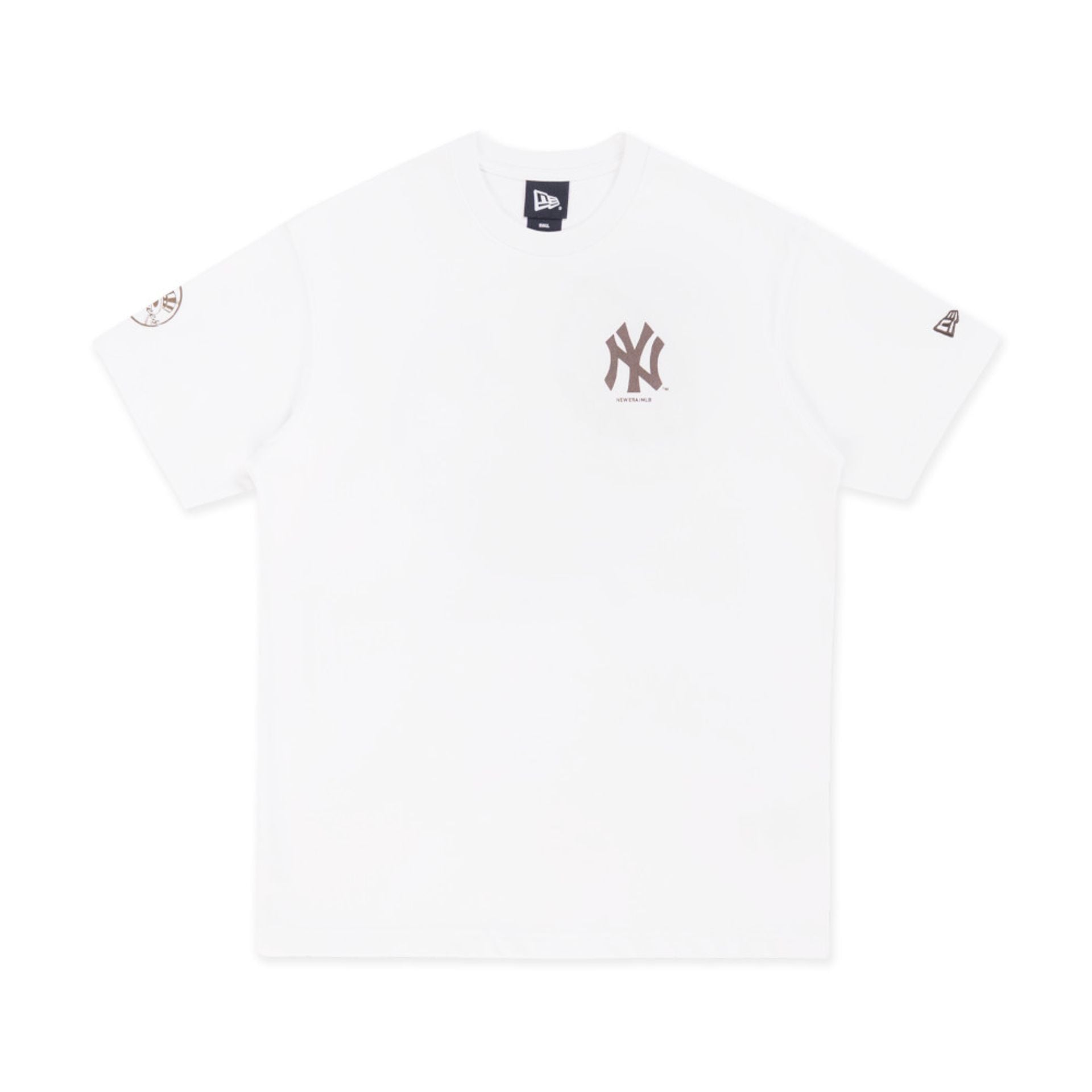 The model is wearing this MLB Forest Pack New York Yankees T-Shirt in white. 1