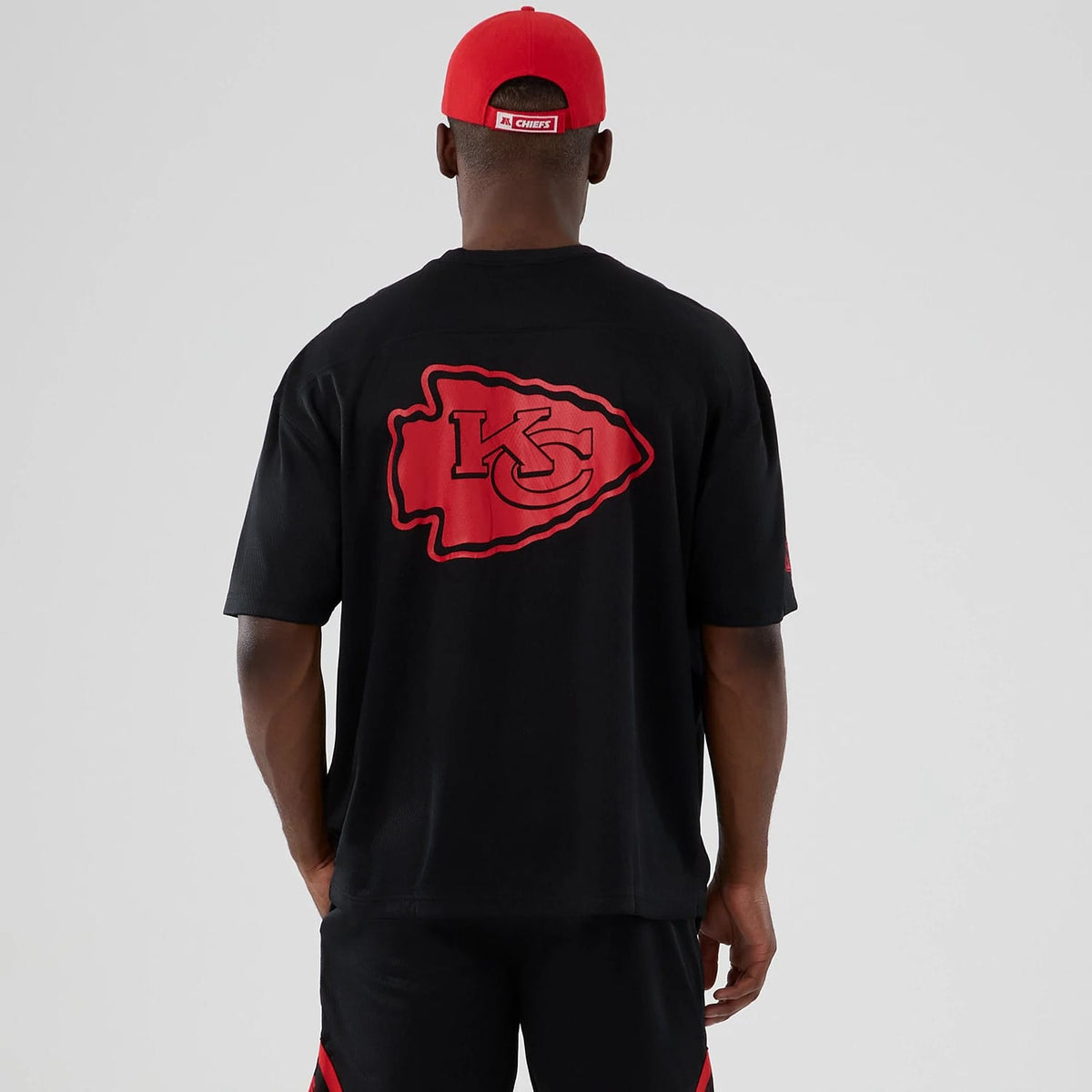 The model is wearing this NFL Historic Kansas City Chiefs Oversized T-Shirt in black. 2