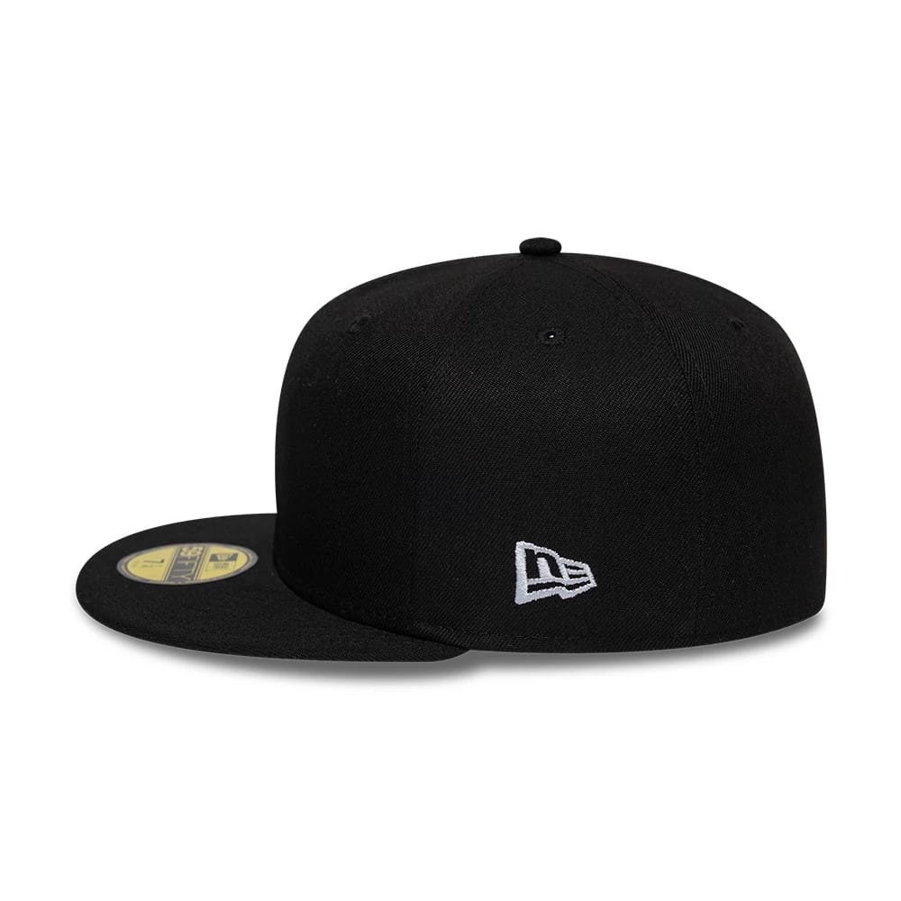 Pictured is this New Era Side Hit 59FIFTY Fitted cap in black. 4