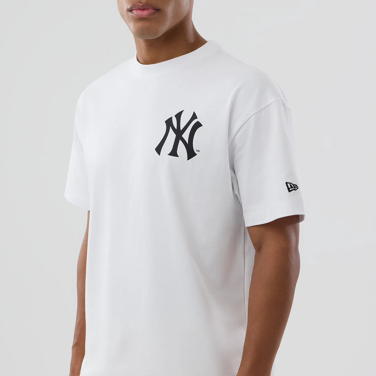 The model is wearing this MLB World New York Yankees T-Shirt in white. 7