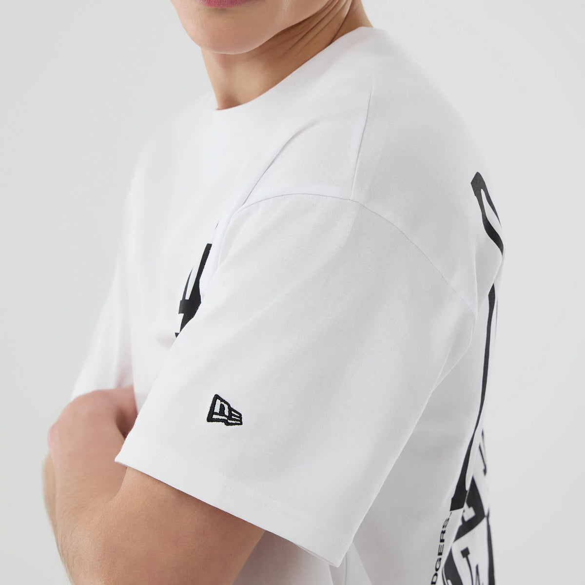 The model is wearing this MLB LA Dodgers T-Shirt in white. 4