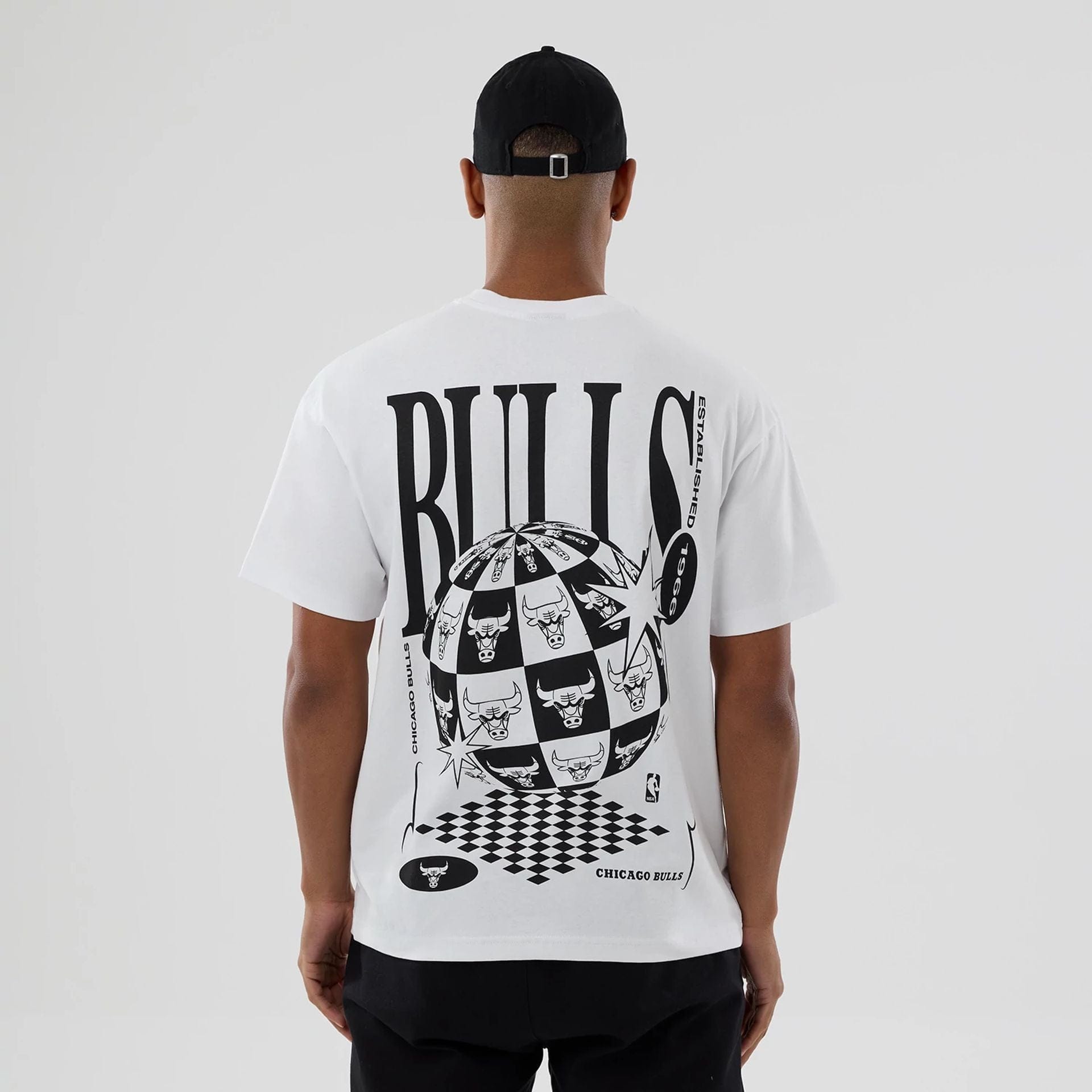 The model is wearing this NBA World Chicago Bulls T-Shirt in white. 2