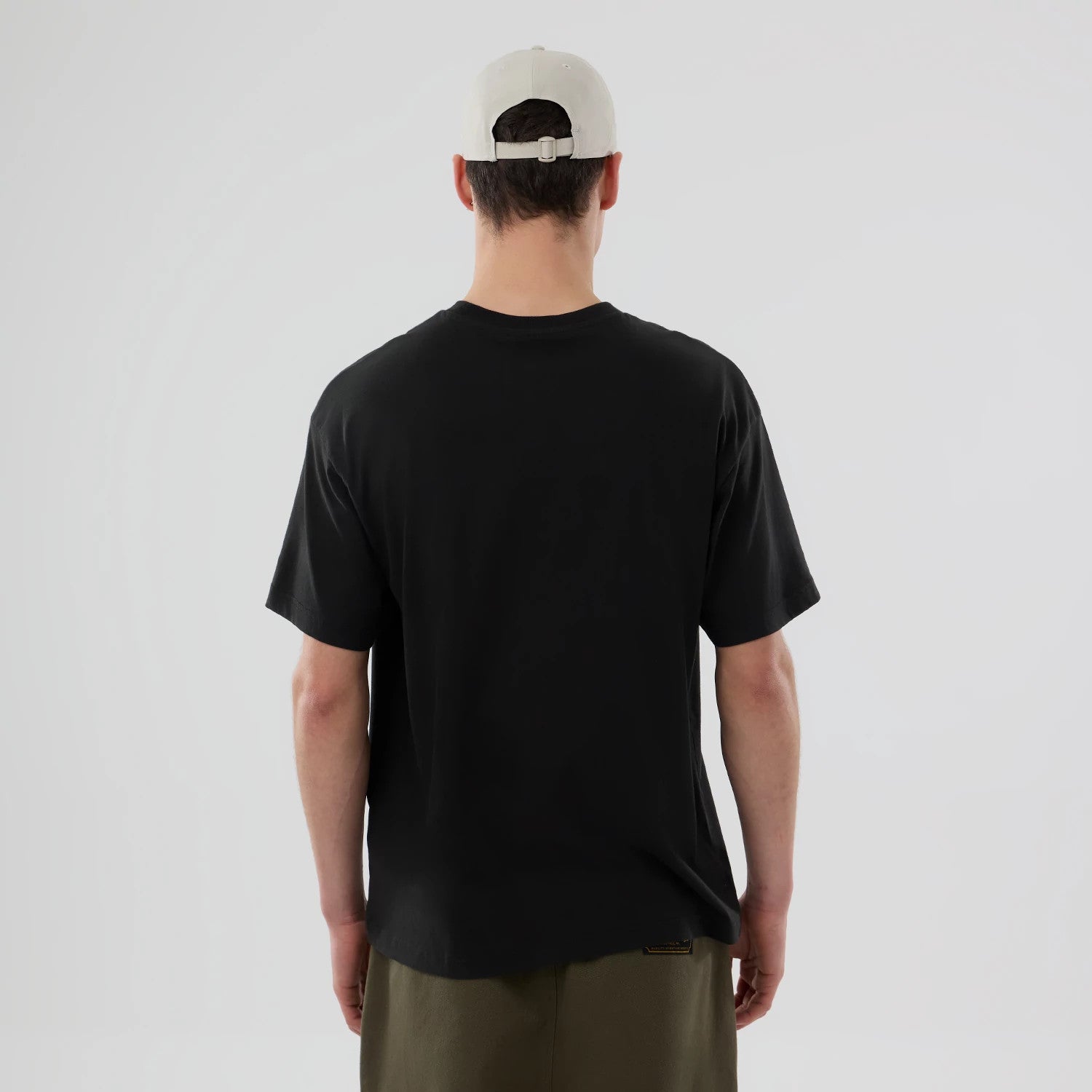 The model is wearing this MLB On Fire New York Yankees Oversized T-Shirt in black. 2