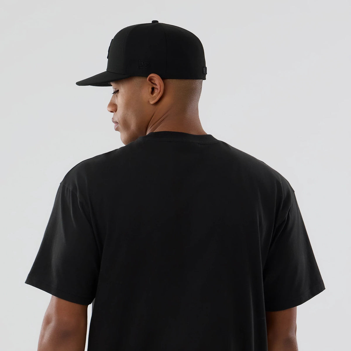 The model is wearing this MLB On Fire LA Dodgers Oversized T-Shirt in black. 7