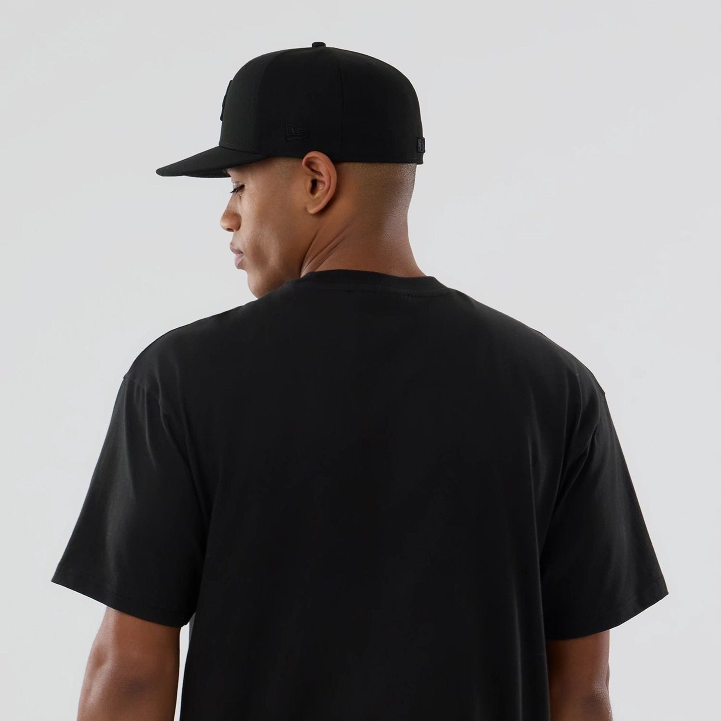 The model is wearing this MLB On Fire LA Dodgers Oversized T-Shirt in black. 7