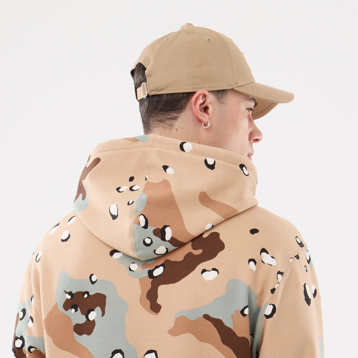 The model is wearing this MLB Camo New York Yankees 2 Way Full Zip Hoodie in Desert Camo. 7