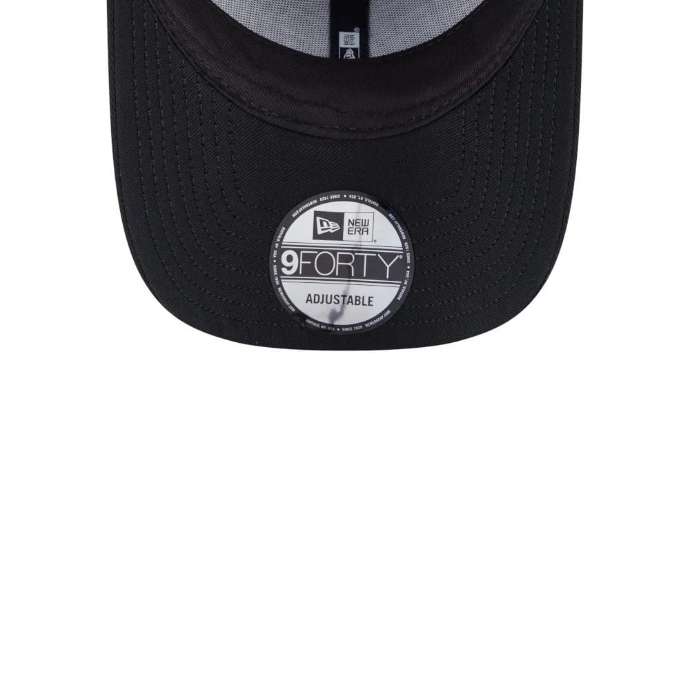 Chicago Bulls NBA Mix League Black New Era 9FORTY Adjustable Cap, inside view showing the black undervisor with a prominently centred black and white 9FORTY size sticker and white taping running from the top button.