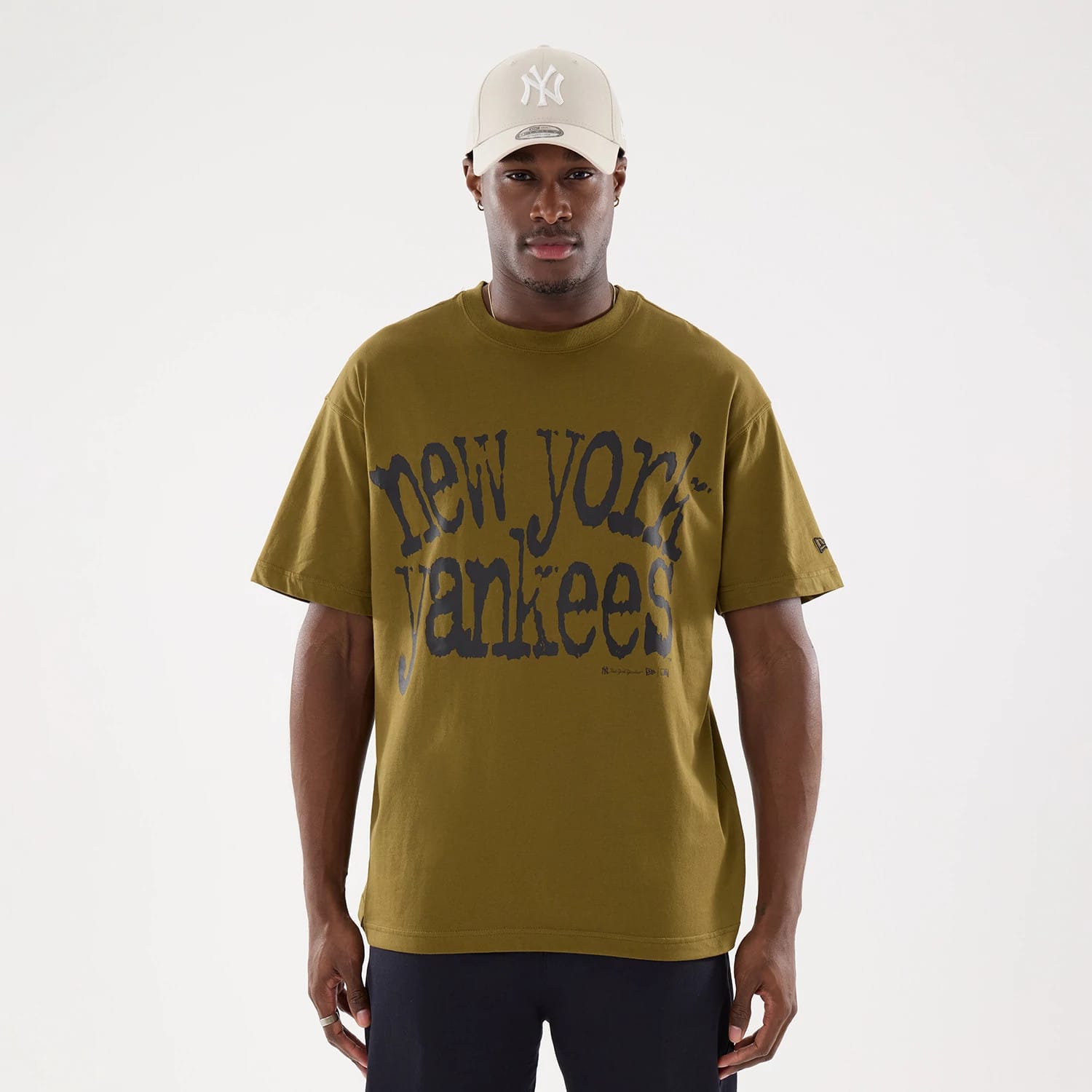 The model is wearing this MLB New York Yankees T-Shirt in Brown. 1