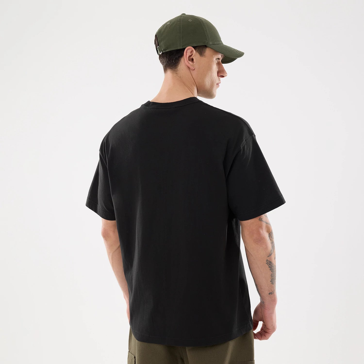 The model is wearing this MLB New York Yankees Print Graphic T-Shirt in black. 2
