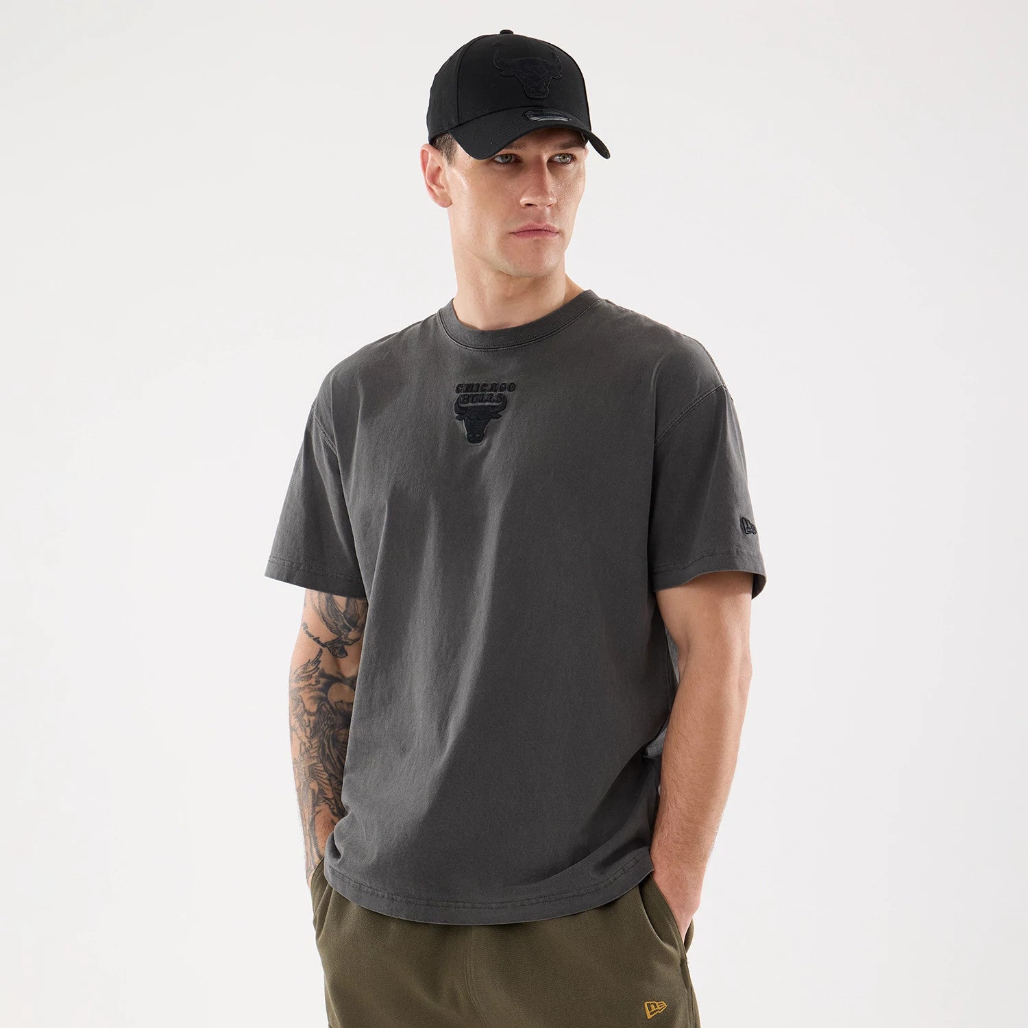 The model is wearing this NBA Shadow Pop Chicago Bulls T-Shirt in black. 1