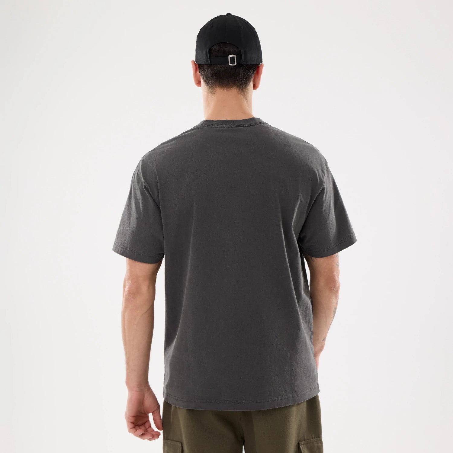 The model is wearing this NBA Shadow Pop Chicago Bulls T-Shirt in black. 2