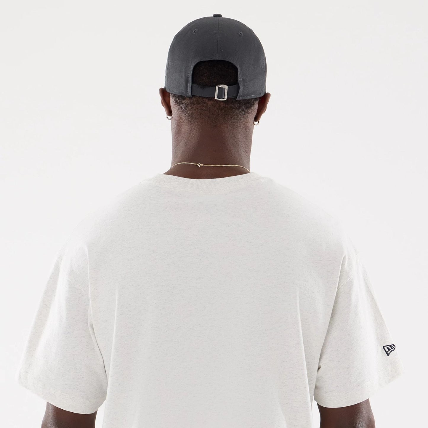 The model is wearing this MLB Comfort New York Yankees T-Shirt in grey. 7