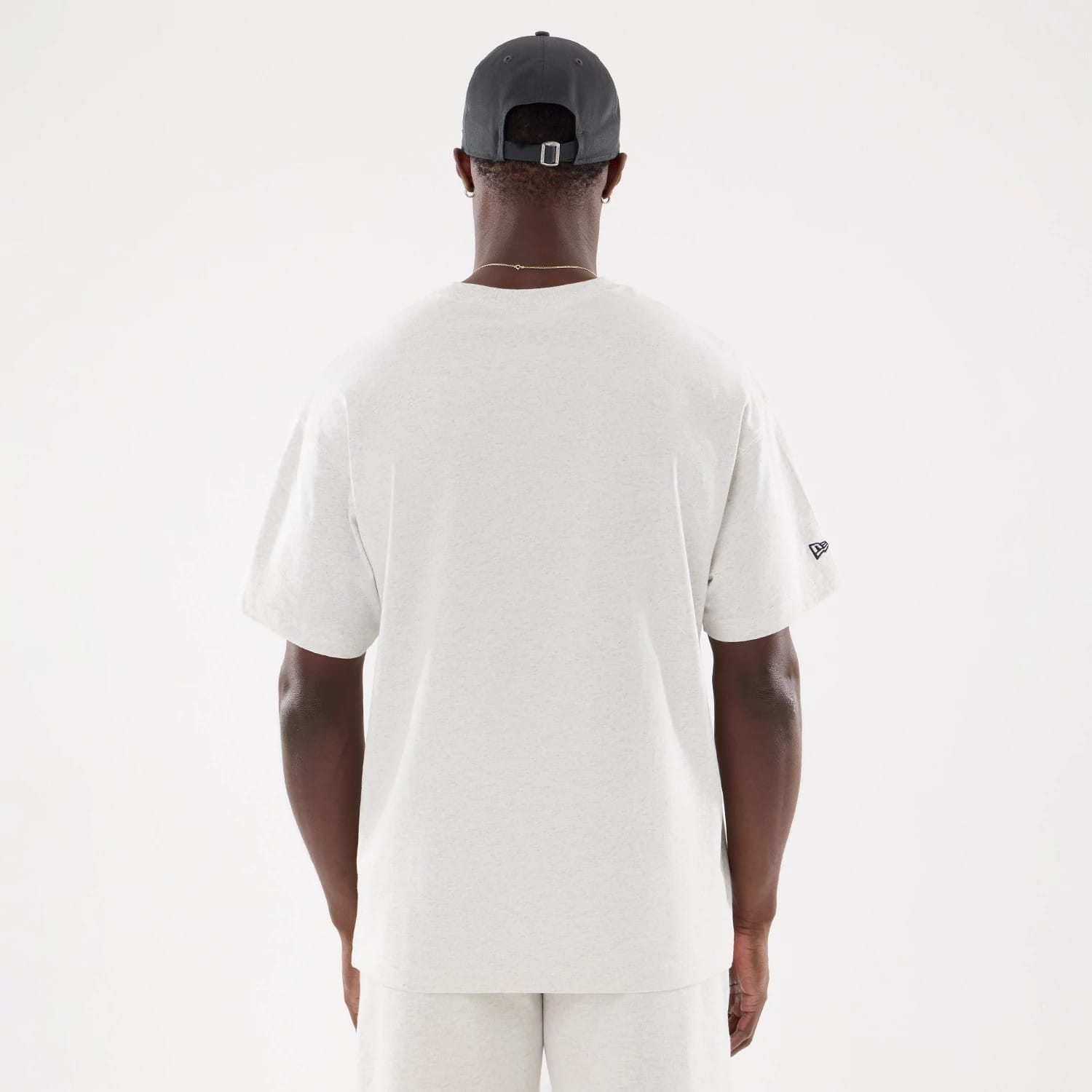 The model is wearing this MLB Comfort New York Yankees T-Shirt in grey. 2