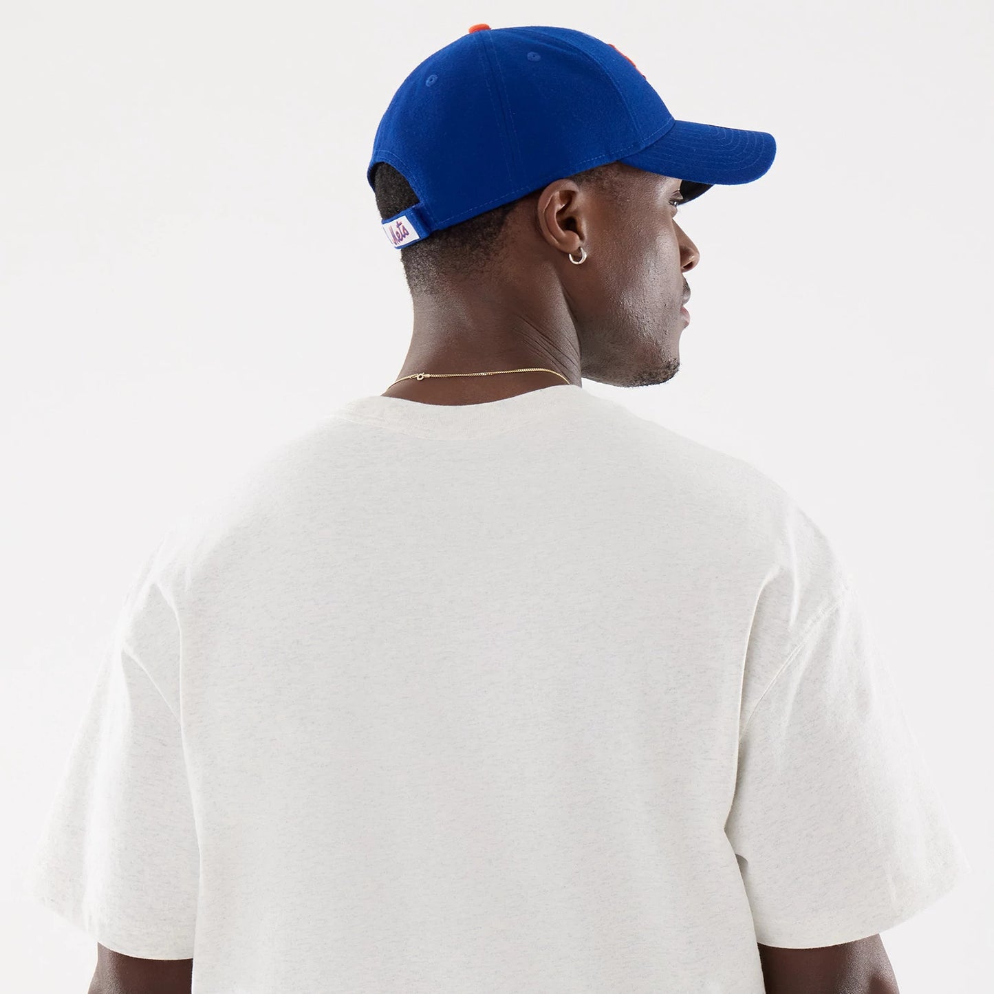 The model is wearing this MLB Comfort New York Mets T-Shirt in grey. 7