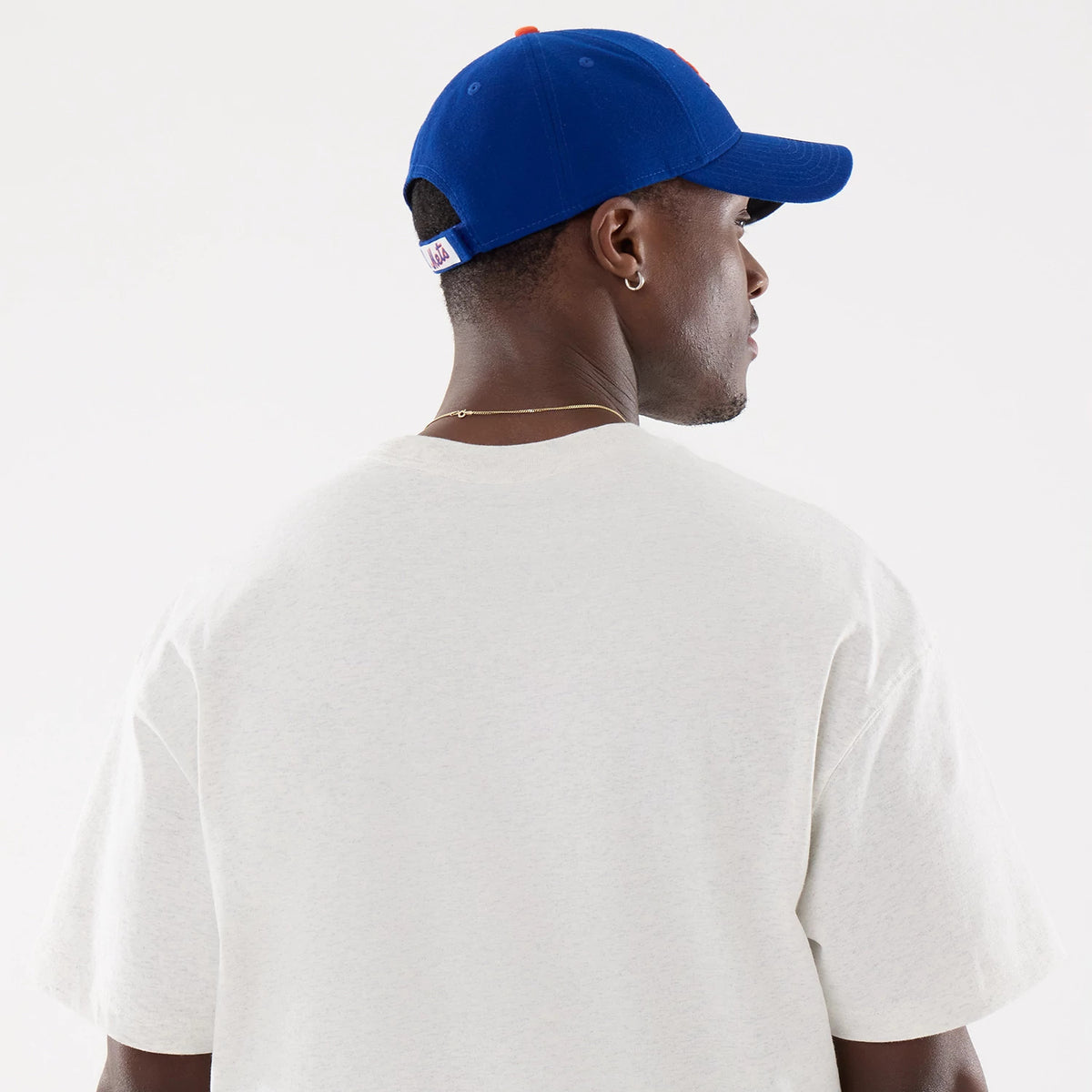 The model is wearing this MLB Comfort New York Mets T-Shirt in grey. 7