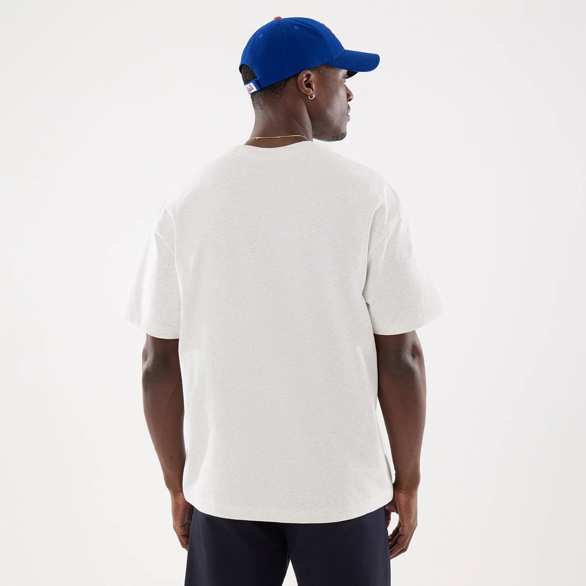 The model is wearing this MLB Comfort New York Mets T-Shirt in grey. 2