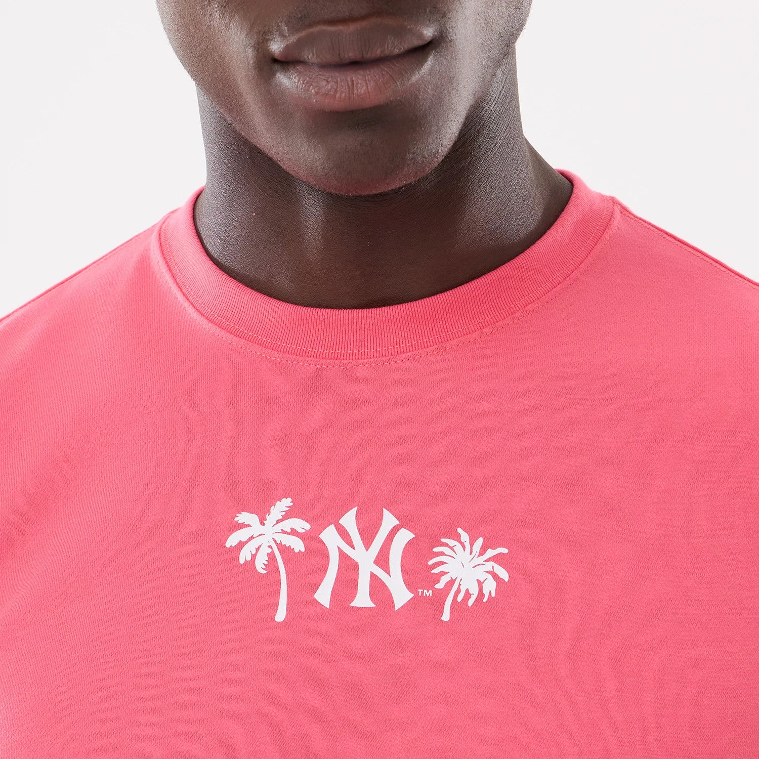 The model is wearing this MLB Resort New York Yankees T-Shirt in pink. 3