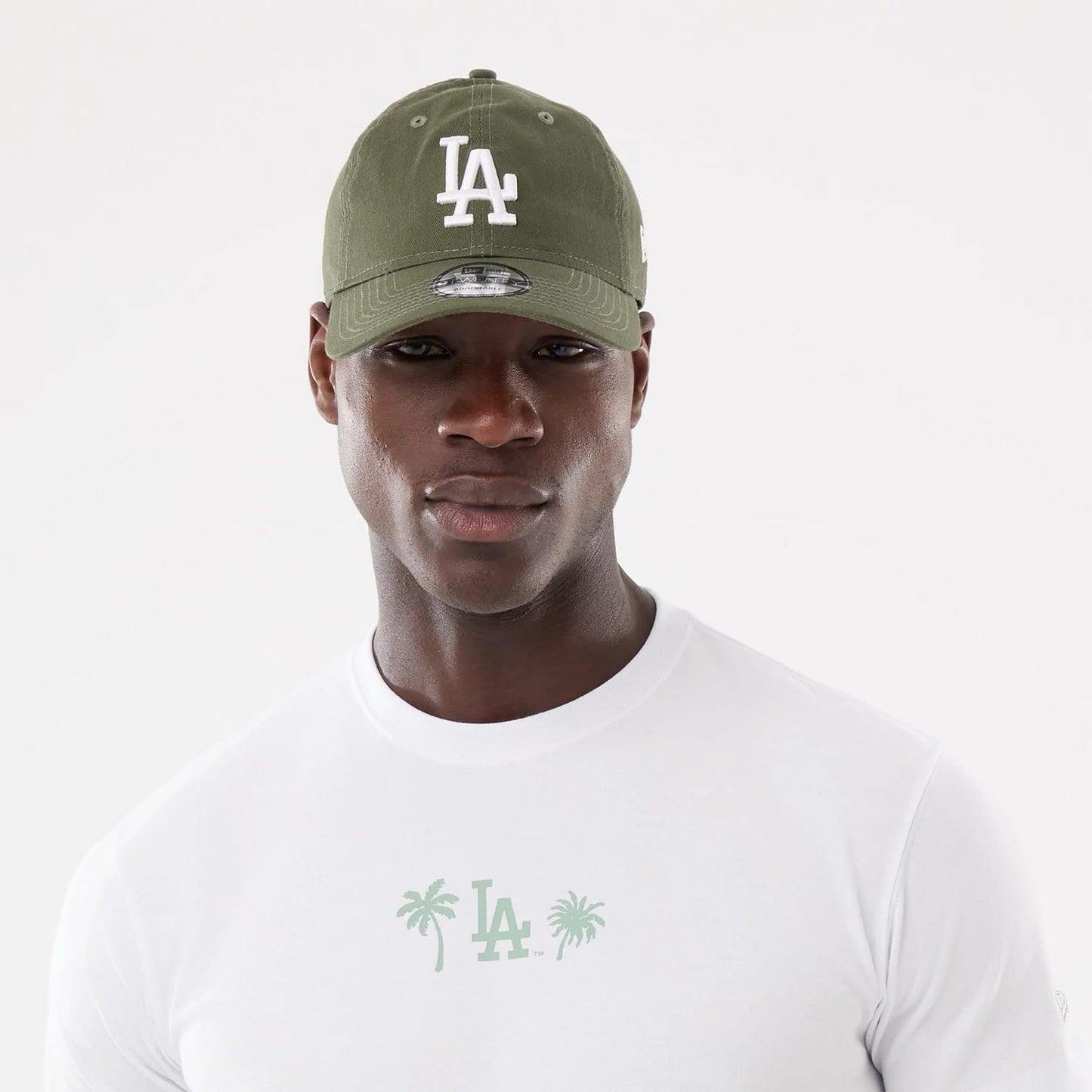 The model is wearing this MLB Resort LA Dodgers T-Shirt in white. 7