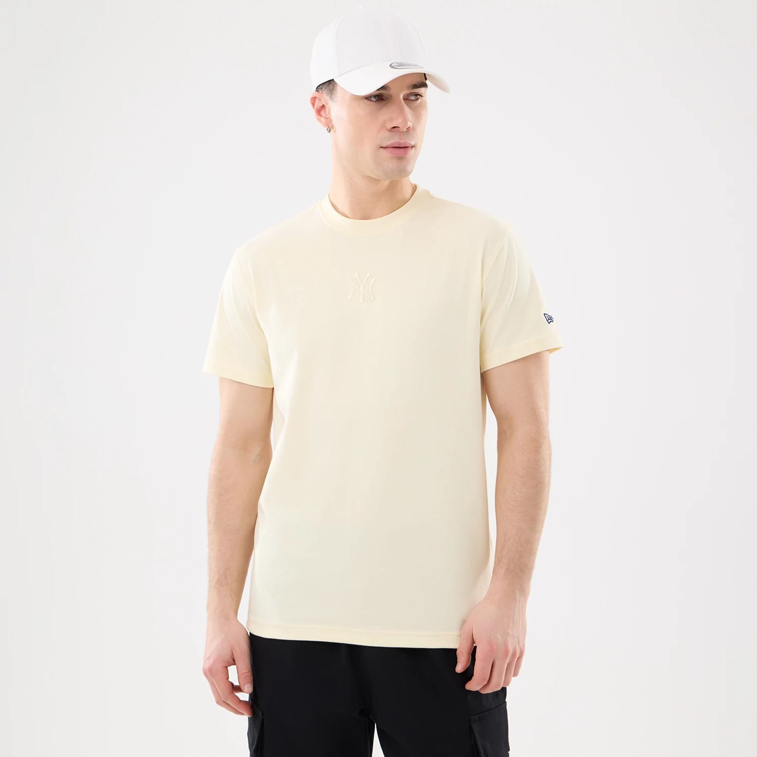 The model is wearing this MLB Cartoon New York Yankees T-Shirt in cream. 1