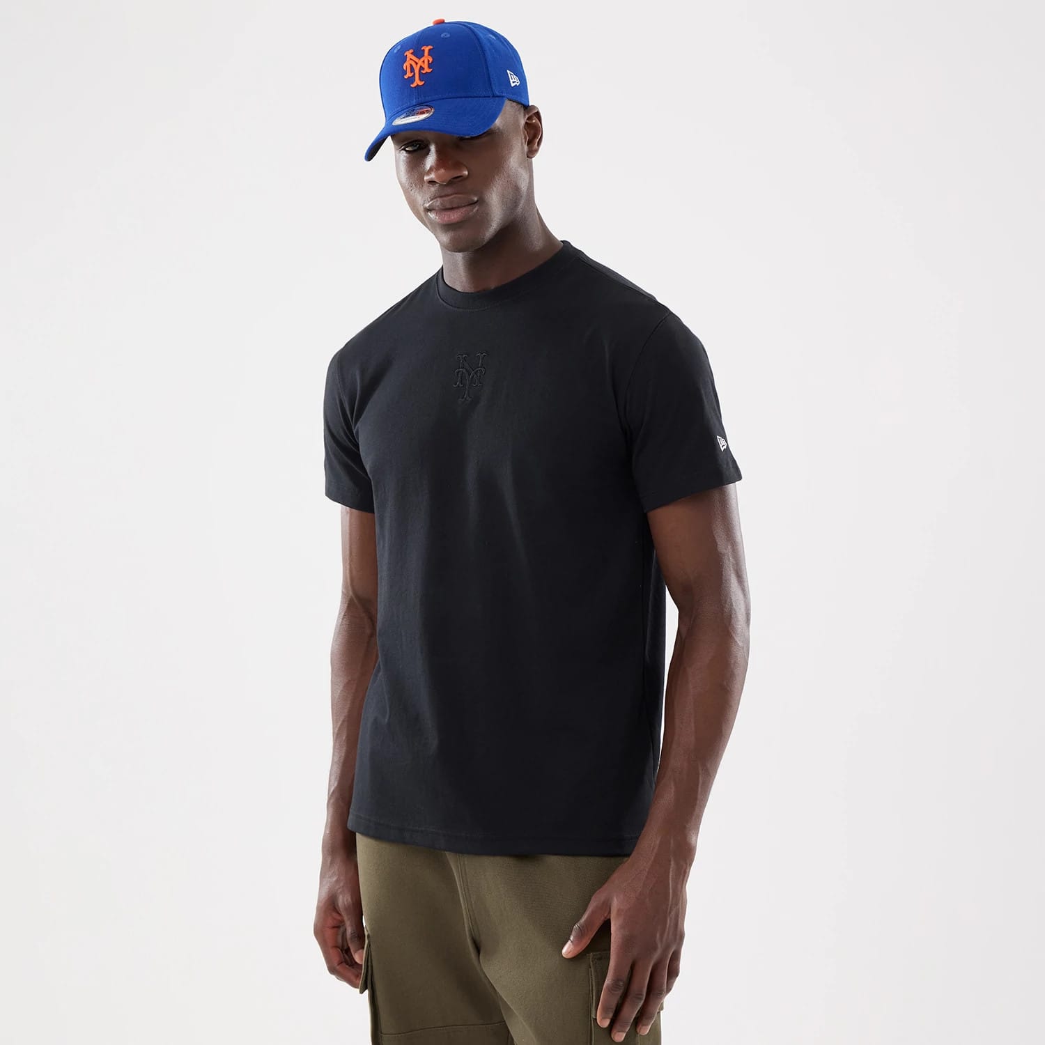The model is wearing this MLB Cartoon New York Mets T-Shirt in black. 1