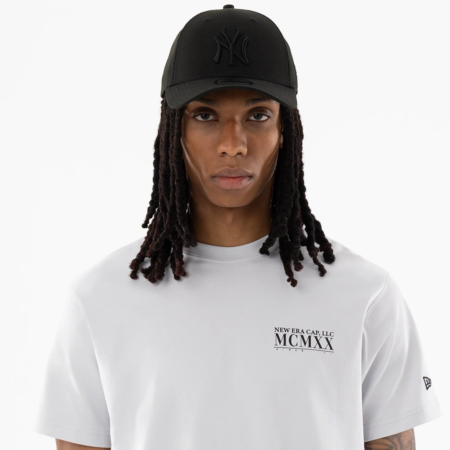 The model is wearing this New Era Heritage T-Shirt in White. 7