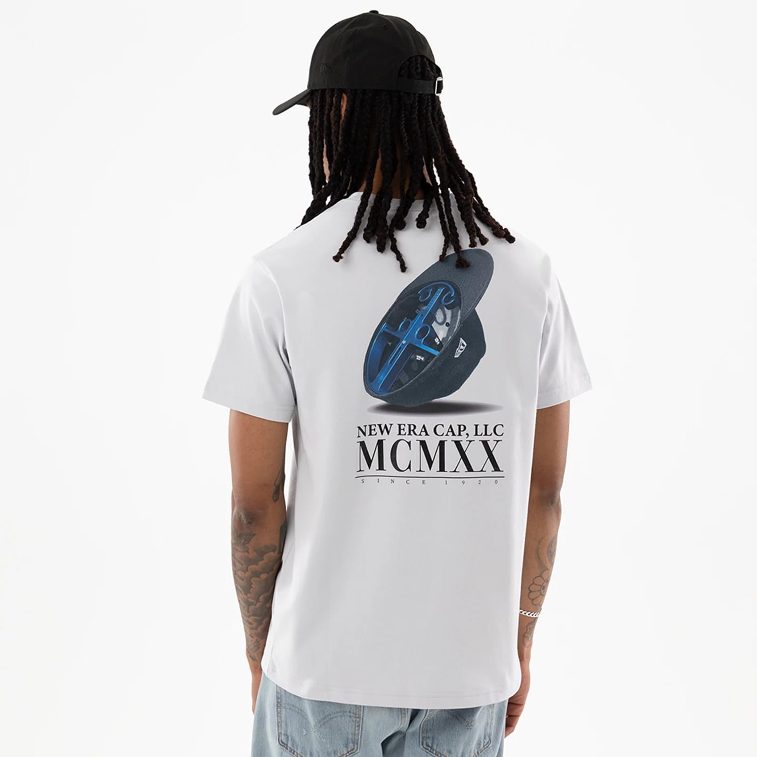 The model is wearing this New Era Heritage T-Shirt in White. 2