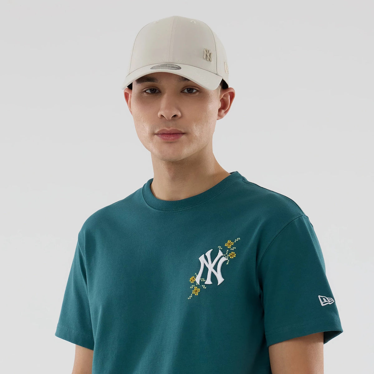 The model is wearing this MLB Garden New York Yankees T-Shirt in dark green. 6