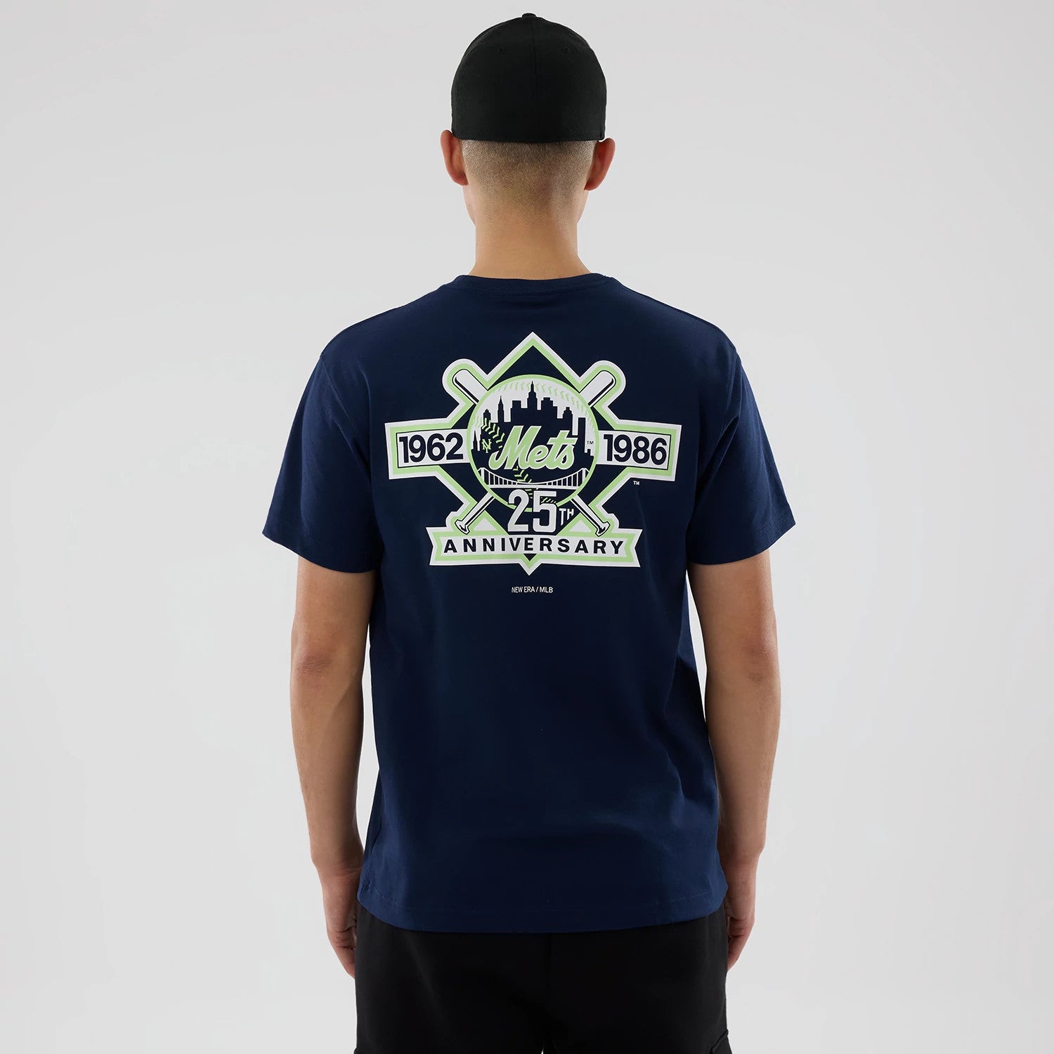 The model is wearing this MLB Garden New York Mets T-Shirt in blue. 2