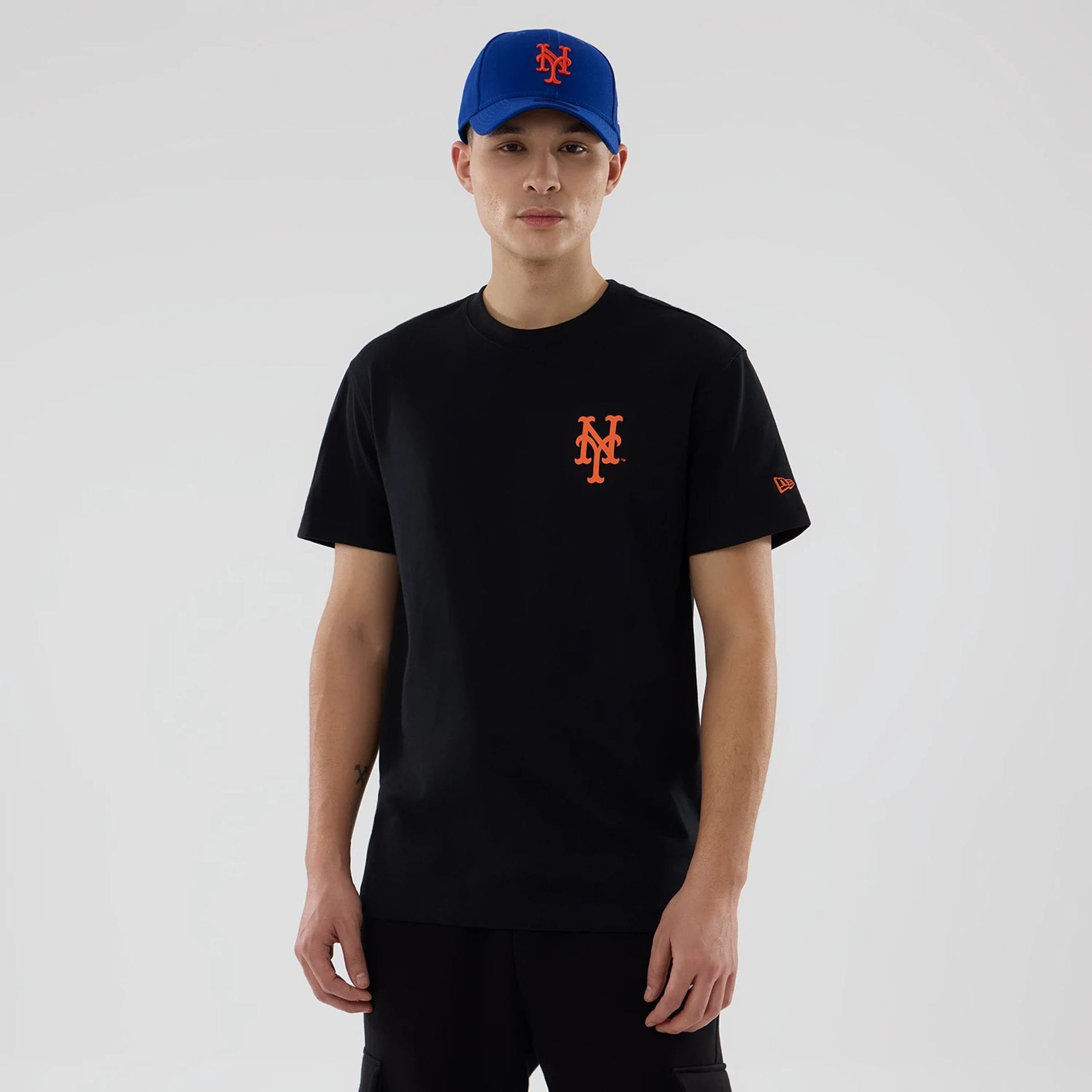 The model is wearing this MLB City Series New York Mets T-Shirt in black. 1