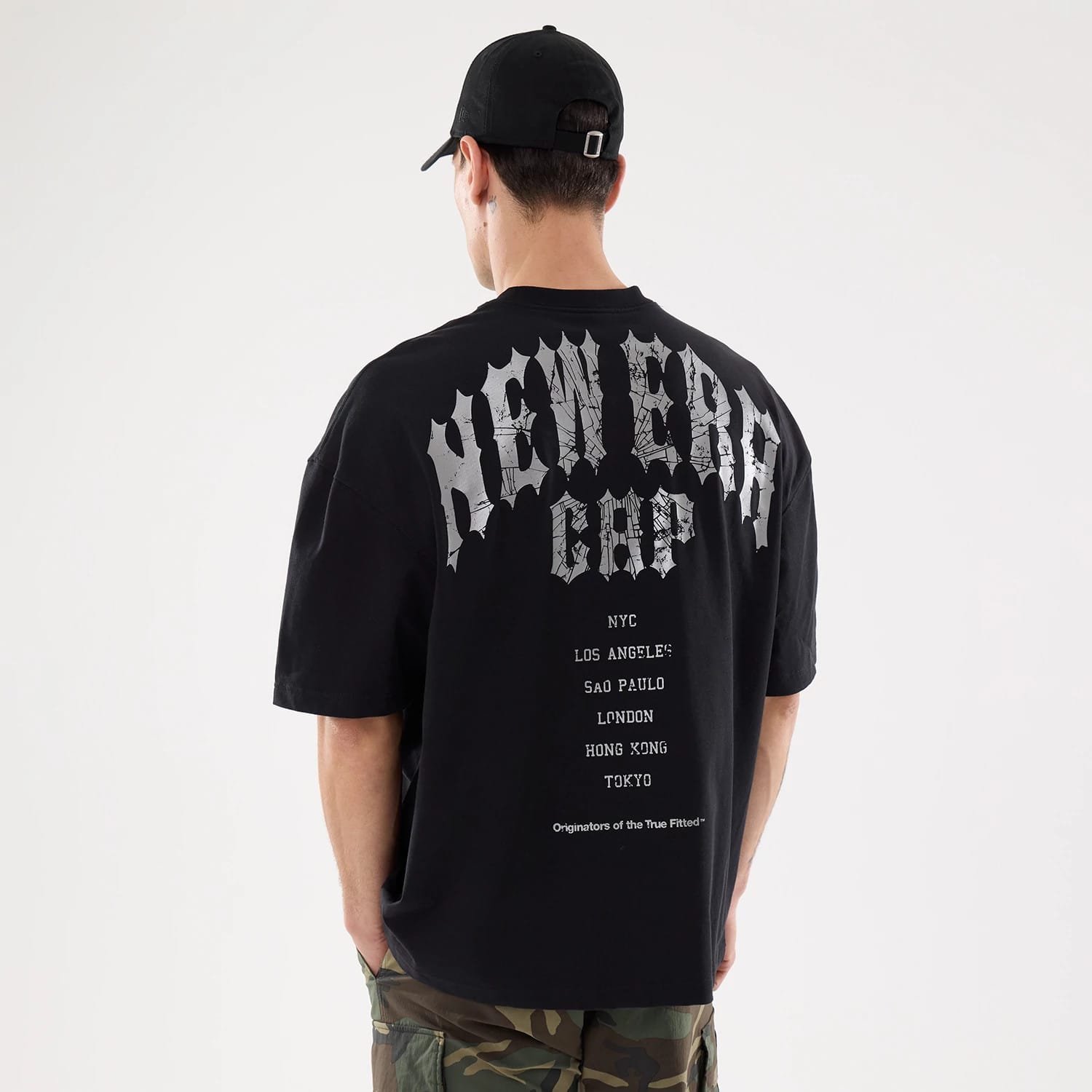 The model is wearing this New Era Street Archived City Oversized T-Shirt in black. 2