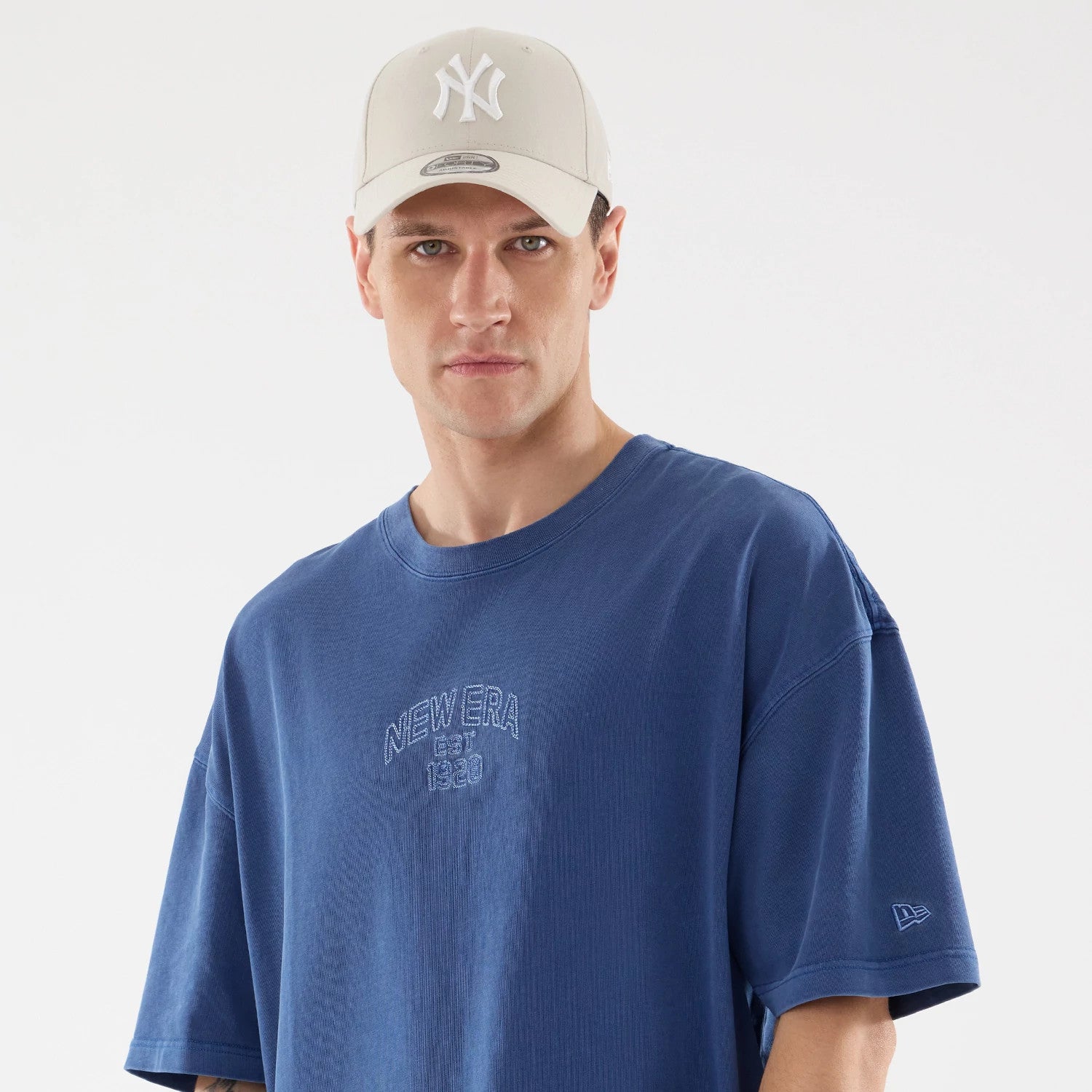 The model is wearing this New Era Street Archived Oversized T-Shirt in blue. 3