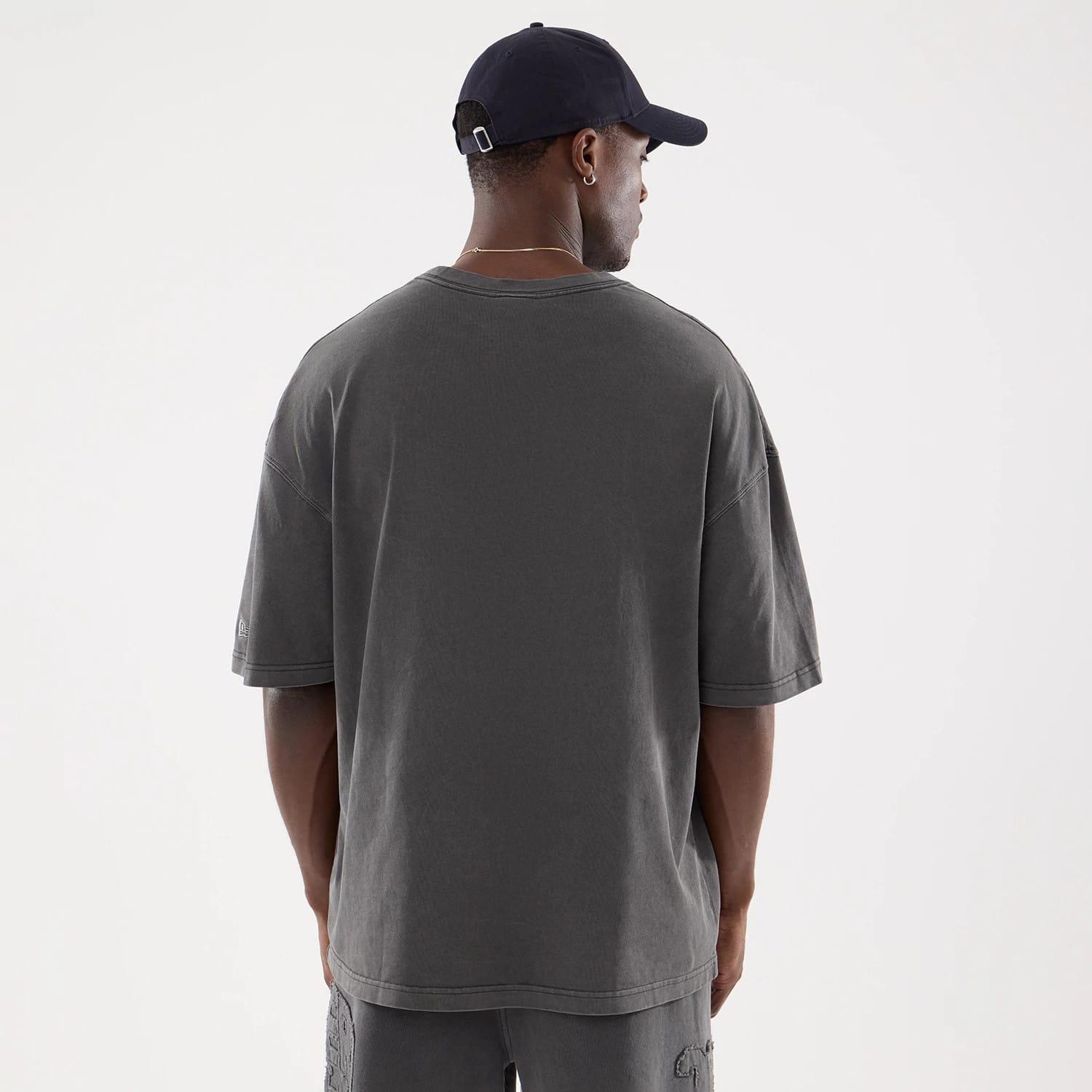 The model is wearing this New Era Street Archived Oversized T-Shirt in black. 2