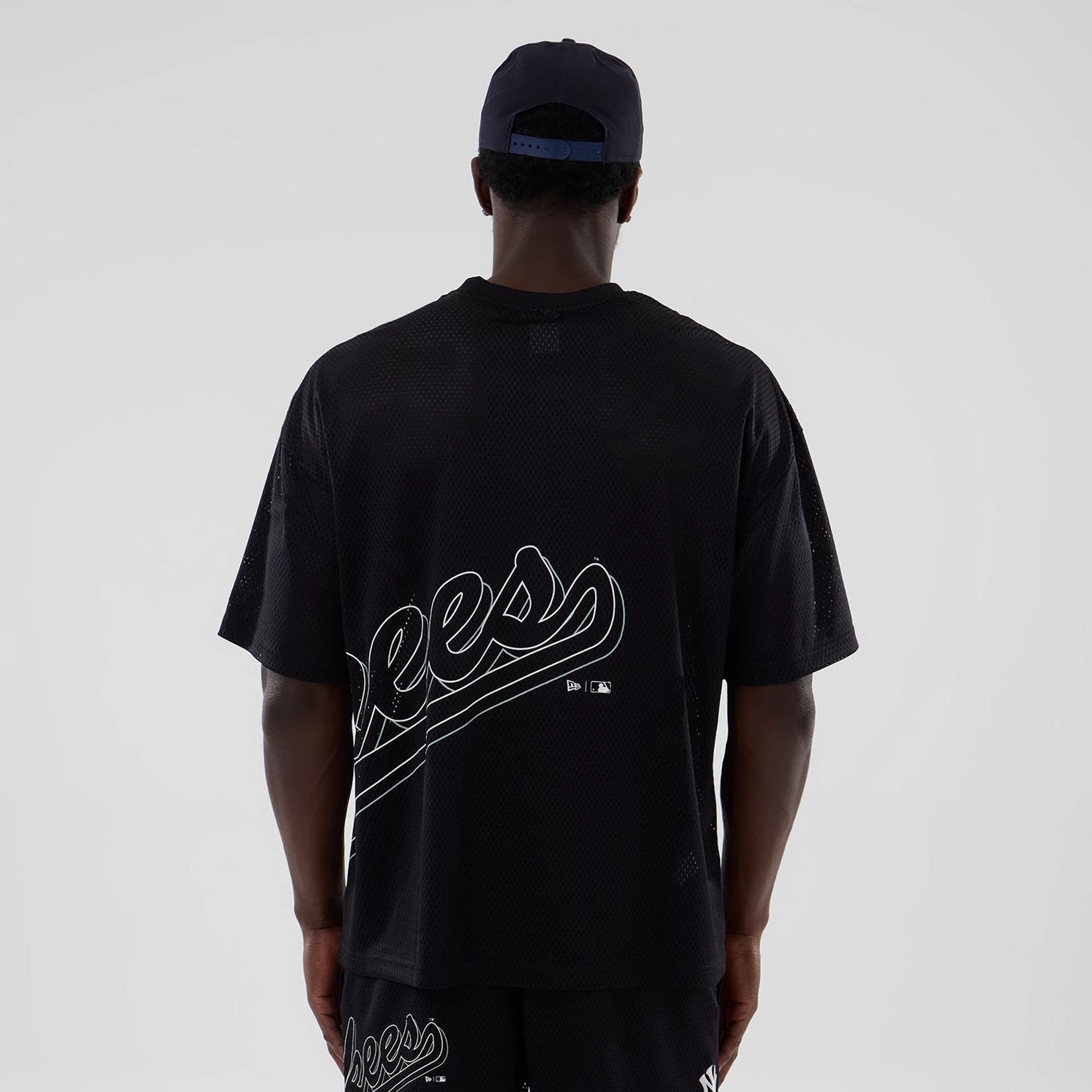 The model is wearing this MLB Mix League New York Yankees Oversized Mesh T-Shirt in black. 2