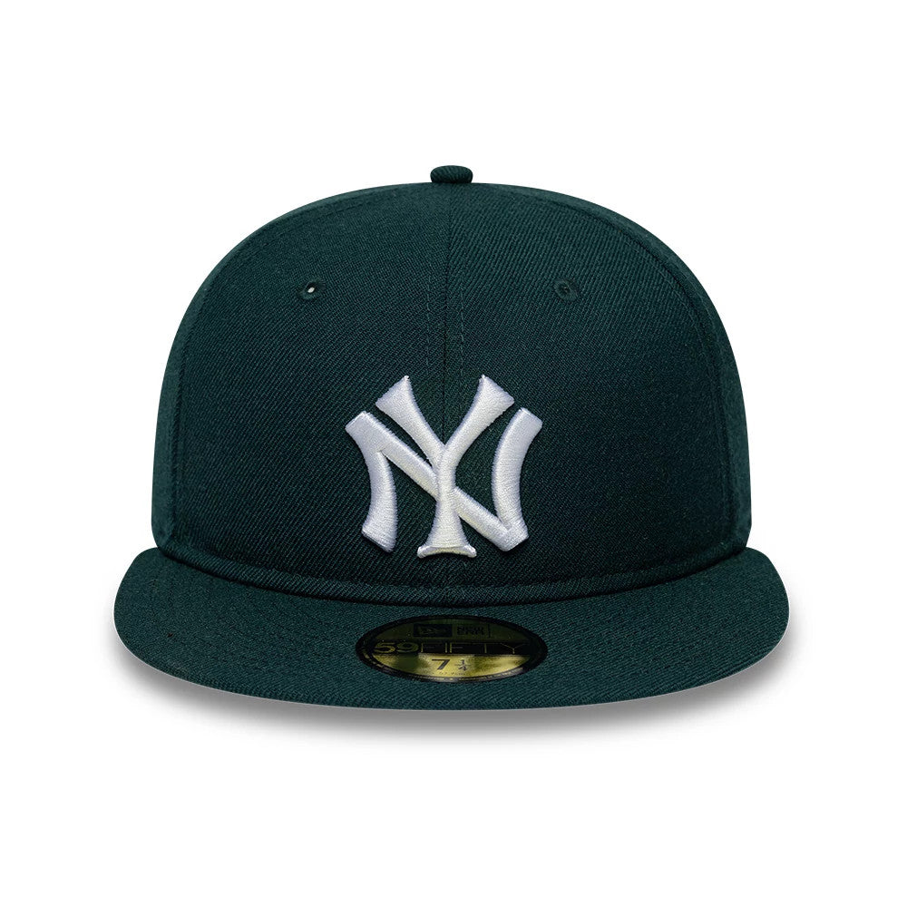New York Yankees MLB Reserve Dark Green New Era 59FIFTY Fitted Cap, front view showing the raised white embroidered NY logo on the centre of the structured dark green crown, with a flat visor and gold 59FIFTY size sticker.